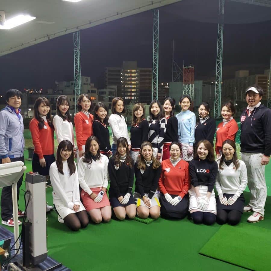 GINGERさんのインスタグラム写真 - (GINGERInstagram)「ゴルフチーム5期メンバー 第6回練習会⛳️ 今回は赤坂チーム、御徒町チーム合同での打ちっ放し場レッスンでした😆 皆メキメキと腕を上げています🏌️‍♀️ . #gingergolfteam #gingergolfteam5期生 #ルコックゴルフ #アコーディアゴルフ #アコーディアガーデン東京ベイ #7月コースデビュー #ゴルフ女子 #女子ゴルフ #gingermagazine  #ginger #ジンジャー #gingerweb」4月12日 21時19分 - ginger_magazine