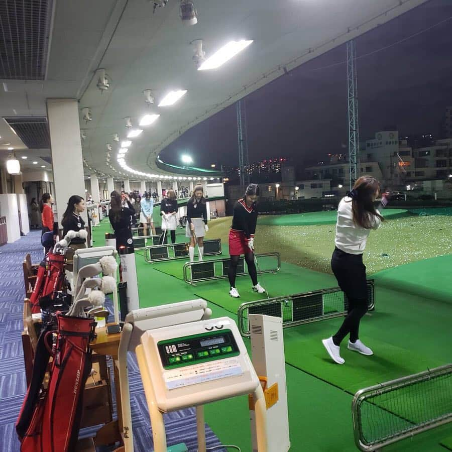 GINGERさんのインスタグラム写真 - (GINGERInstagram)「ゴルフチーム5期メンバー 第6回練習会⛳️ 今回は赤坂チーム、御徒町チーム合同での打ちっ放し場レッスンでした😆 皆メキメキと腕を上げています🏌️‍♀️ . #gingergolfteam #gingergolfteam5期生 #ルコックゴルフ #アコーディアゴルフ #アコーディアガーデン東京ベイ #7月コースデビュー #ゴルフ女子 #女子ゴルフ #gingermagazine  #ginger #ジンジャー #gingerweb」4月12日 21時19分 - ginger_magazine