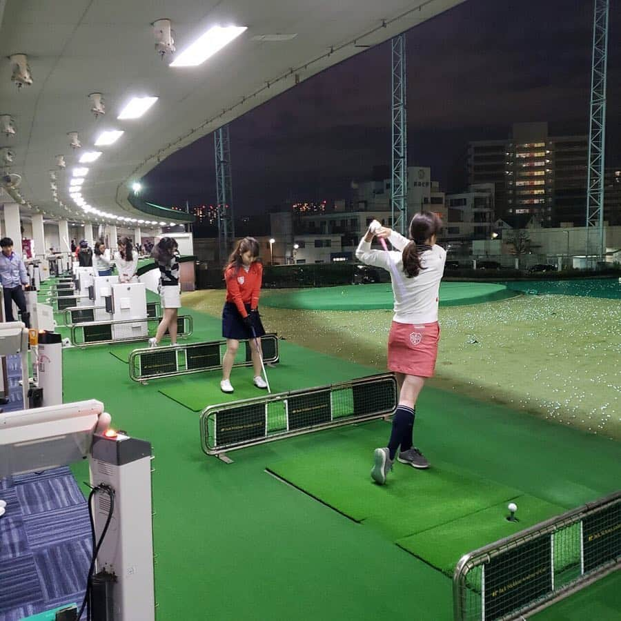 GINGERさんのインスタグラム写真 - (GINGERInstagram)「ゴルフチーム5期メンバー 第6回練習会⛳️ 今回は赤坂チーム、御徒町チーム合同での打ちっ放し場レッスンでした😆 皆メキメキと腕を上げています🏌️‍♀️ . #gingergolfteam #gingergolfteam5期生 #ルコックゴルフ #アコーディアゴルフ #アコーディアガーデン東京ベイ #7月コースデビュー #ゴルフ女子 #女子ゴルフ #gingermagazine  #ginger #ジンジャー #gingerweb」4月12日 21時19分 - ginger_magazine