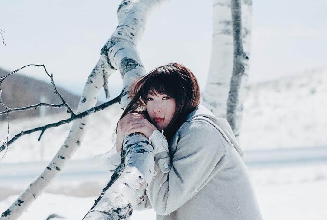 のインスタグラム：「Titania . . . 最近35mmフィルムで撮ることが増えてきました。Ariaもいいけどα7のAFが便利すぎ☺︎ . . . #minolta #a7 #35mm #as_archive #indies_gram #hueart_life #good_portraits_world #ig_phos #ray_moment #indy_photolife #screen_archive #impression_shots #colorsjp #Rox_Captures #jp_mood #lines_and_points #pixlib_jp #film_com #photogram_archive #jp_portrait部 #透明 #エモい #ポートレート撮影 #光と影 #被写体募集 #into_the_screen」