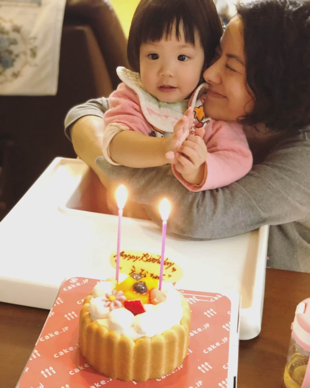 秋葉里枝さんのインスタグラム写真 - (秋葉里枝Instagram)「친언니의 서프라이즈 🧸 자기생일에 다음달 축하해주지 못한 예나 생일을 위해 준비해준 아이들을 위한 케익🎂  생크림대신 요거트를 사용하고 당도도 내리고 아이들도 먹을수있는 케익. 생일 축하를 갑자기 받고 너무 행복해했어요❤️ 2살까지 딱 한달 남았다✌️ お姉ちゃんのサプライズ🧸 自分の誕生日なのにもかかわらず、来月出来ないお祝いを前もってしようと注文しておいてくれた子供用ケーキ❤️ 生クリームの変わりにヨーグルトを使用し、甘さもおさえた優しいケーキ🎂 誕生日のお祝いをいきなりされて、かなり幸せな様子の咲那さんでした✌️ 2歳まで残り一カ月❤️ - #육아스타그램 #육아일기 #育児日記 #아이들케익 #子供ケーキ #첫케익 #ファーストケーキ」4月12日 21時12分 - rie_akiba