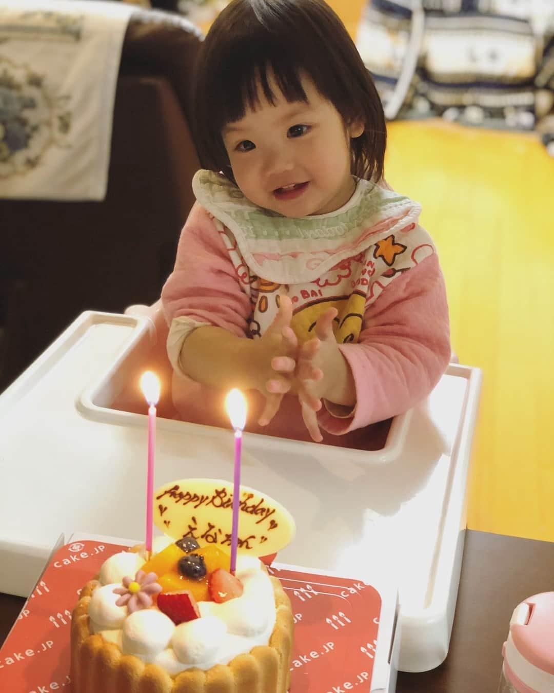 秋葉里枝さんのインスタグラム写真 - (秋葉里枝Instagram)「친언니의 서프라이즈 🧸 자기생일에 다음달 축하해주지 못한 예나 생일을 위해 준비해준 아이들을 위한 케익🎂  생크림대신 요거트를 사용하고 당도도 내리고 아이들도 먹을수있는 케익. 생일 축하를 갑자기 받고 너무 행복해했어요❤️ 2살까지 딱 한달 남았다✌️ お姉ちゃんのサプライズ🧸 自分の誕生日なのにもかかわらず、来月出来ないお祝いを前もってしようと注文しておいてくれた子供用ケーキ❤️ 生クリームの変わりにヨーグルトを使用し、甘さもおさえた優しいケーキ🎂 誕生日のお祝いをいきなりされて、かなり幸せな様子の咲那さんでした✌️ 2歳まで残り一カ月❤️ - #육아스타그램 #육아일기 #育児日記 #아이들케익 #子供ケーキ #첫케익 #ファーストケーキ」4月12日 21時12分 - rie_akiba