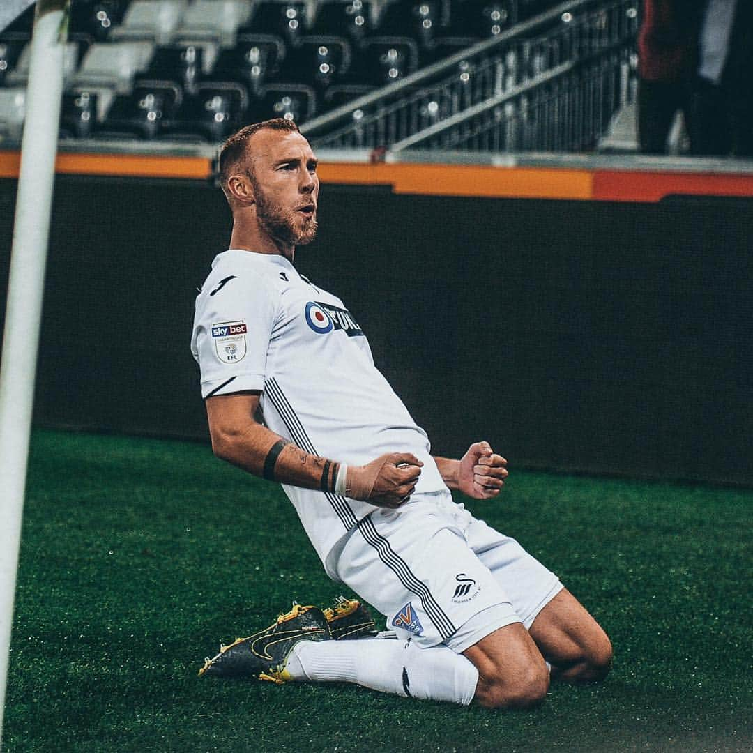 スウォンジー・シティAFCさんのインスタグラム写真 - (スウォンジー・シティAFCInstagram)「Sliding into the weekend like our skipper...💪 ••• @mikevdhoorn #MvdH5 #football #celebration #Swans #SwanseaCity」4月12日 21時12分 - swansofficial