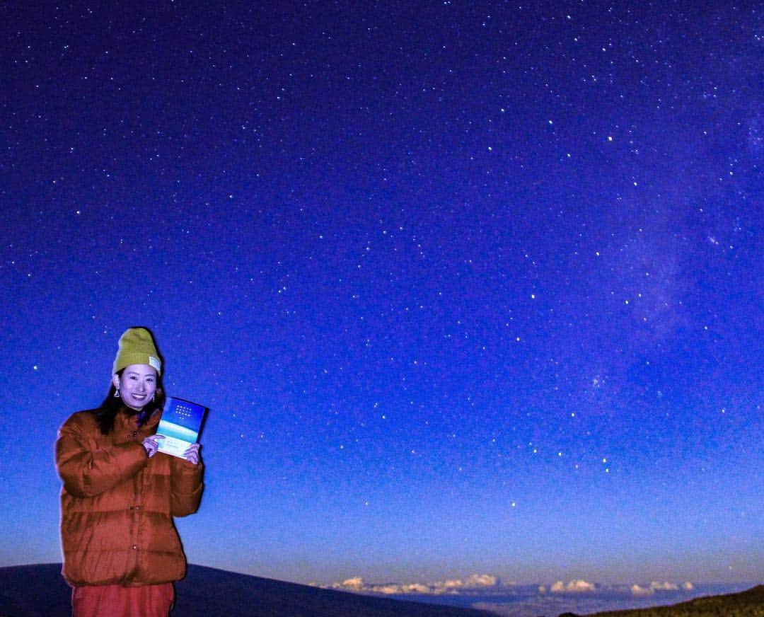 詩歩さんのインスタグラム写真 - (詩歩Instagram)「🌌﻿ ﻿ ハワイの星降る夜🌙﻿ Incredible starry sky in Hawaii🌴﻿ ﻿ 4月だというのに本当に寒い日が続きますね…﻿ ﻿ こんな寒い日は南国に行きたい！！！﻿ ﻿ そんな偶然のタイミングですが、﻿ 実はこの度「ハワイ島の絶景旅」モデルプランのプロデュースさせていただきました✈️﻿ ﻿ ハワイ州観光局さん、トリッピースさん、JALパックさんとの共同PJです！﻿ http://shiho.me/7620﻿ ﻿ これまで3度訪れているハワイ。﻿ 人気のオアフ島もいいけど、日本人も少なく自然あふれる離島が私はお気に入り☺﻿ 3回すべて離島を訪れています。﻿ ﻿ この写真のハワイ島も、2014年・2015年と訪れました。﻿ ハワイ島の絶景は、なんと言っても #マウナケア の星空！﻿ ﻿ 富士山より高い標高4,205m山頂まで、車で登れちゃう気軽さ。﻿ そして「宇宙に一番近い場所」と呼ばれる星空の美しさ✨﻿ サンセットの雲海も一緒に見れますよ〜﻿ ﻿ モデルプランは、プロフィール欄のURLから見れるのでぜひCheckしてね🌱﻿ ハワイまでの往復航空券が当たるキャンペーンも今週末まで開催中です😘﻿ ﻿ あ〜寒さを逃れてハワイいきたいぃ🌺﻿ ﻿ ﻿ 📷2014﻿ 📍マウナケアの星空／ハワイ島﻿ 📍starry sky at Mauna Kea／Hawaii island﻿ ﻿」4月12日 21時12分 - shiho_zekkei