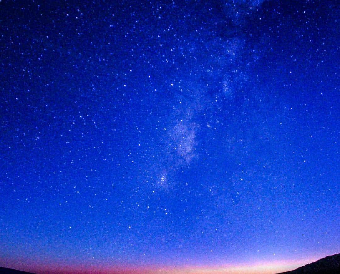 詩歩さんのインスタグラム写真 - (詩歩Instagram)「🌌﻿ ﻿ ハワイの星降る夜🌙﻿ Incredible starry sky in Hawaii🌴﻿ ﻿ 4月だというのに本当に寒い日が続きますね…﻿ ﻿ こんな寒い日は南国に行きたい！！！﻿ ﻿ そんな偶然のタイミングですが、﻿ 実はこの度「ハワイ島の絶景旅」モデルプランのプロデュースさせていただきました✈️﻿ ﻿ ハワイ州観光局さん、トリッピースさん、JALパックさんとの共同PJです！﻿ http://shiho.me/7620﻿ ﻿ これまで3度訪れているハワイ。﻿ 人気のオアフ島もいいけど、日本人も少なく自然あふれる離島が私はお気に入り☺﻿ 3回すべて離島を訪れています。﻿ ﻿ この写真のハワイ島も、2014年・2015年と訪れました。﻿ ハワイ島の絶景は、なんと言っても #マウナケア の星空！﻿ ﻿ 富士山より高い標高4,205m山頂まで、車で登れちゃう気軽さ。﻿ そして「宇宙に一番近い場所」と呼ばれる星空の美しさ✨﻿ サンセットの雲海も一緒に見れますよ〜﻿ ﻿ モデルプランは、プロフィール欄のURLから見れるのでぜひCheckしてね🌱﻿ ハワイまでの往復航空券が当たるキャンペーンも今週末まで開催中です😘﻿ ﻿ あ〜寒さを逃れてハワイいきたいぃ🌺﻿ ﻿ ﻿ 📷2014﻿ 📍マウナケアの星空／ハワイ島﻿ 📍starry sky at Mauna Kea／Hawaii island﻿ ﻿」4月12日 21時12分 - shiho_zekkei