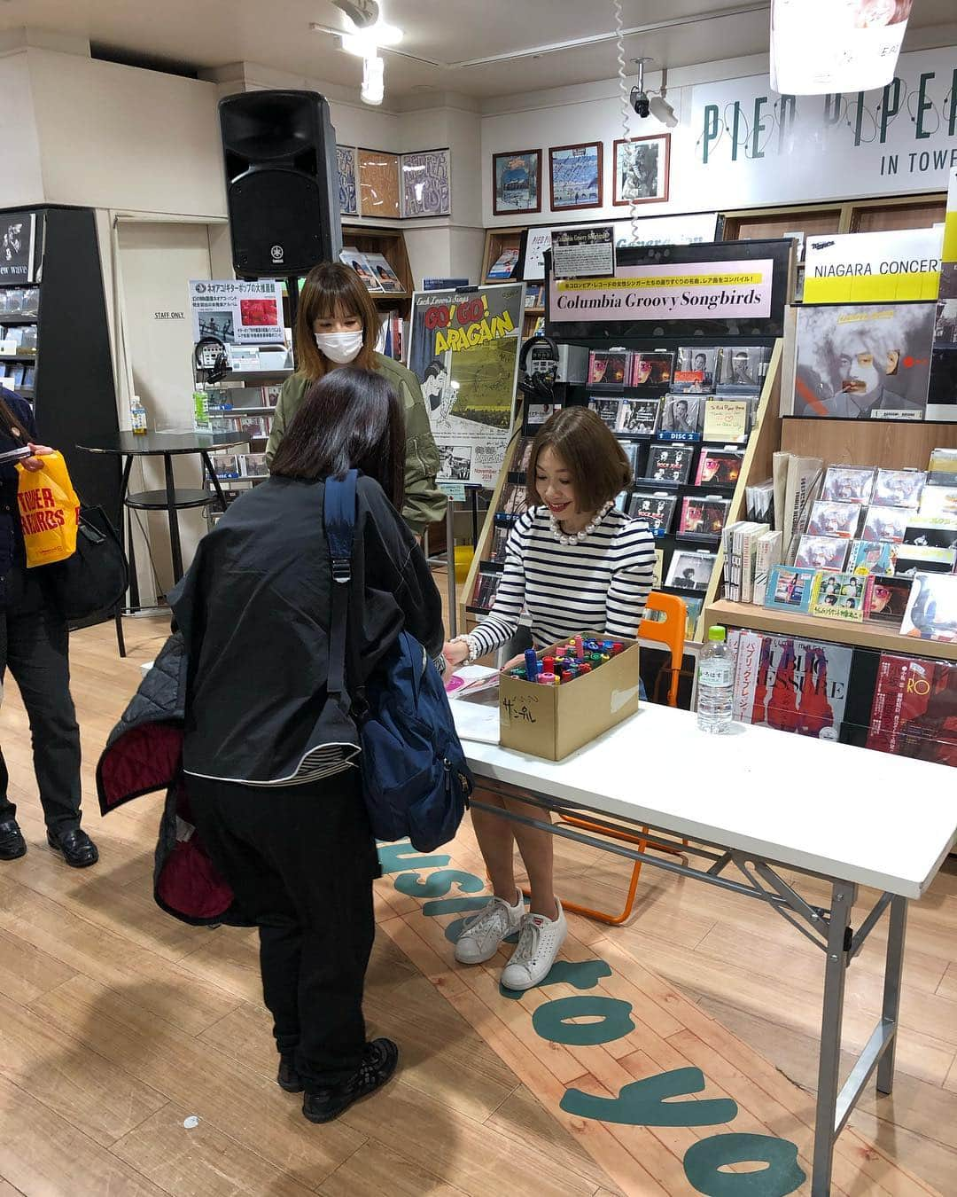 野宮真貴さんのインスタグラム写真 - (野宮真貴Instagram)「‪渋谷は夜の七時でした♪‬ 『miss maki nomiya sings』リイシュー記念トーク＆サイン会 に来てくれた皆さんありがとう😊話が弾んで気づけば一時間！次はライブでお会いしましょー♪ #渋谷は夜の七時でした #missmakinomiyasings #パイドパイパーハウス #坂口修 #長門芳郎  #野宮真貴 #missmakinomiya」4月12日 21時12分 - missmakinomiya