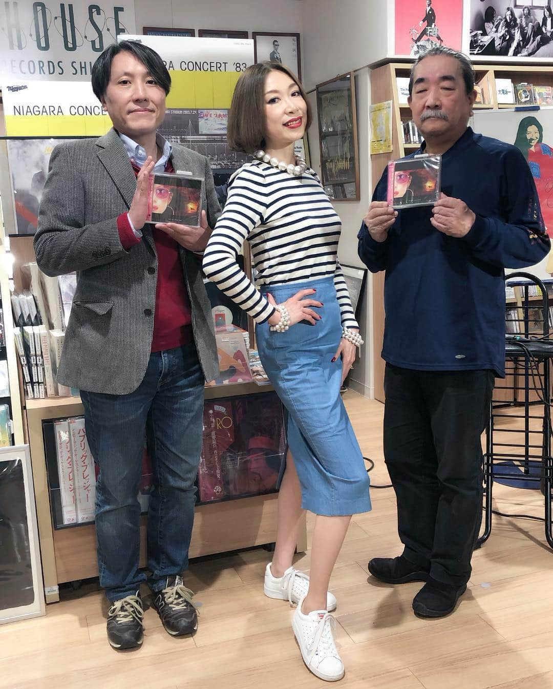 野宮真貴さんのインスタグラム写真 - (野宮真貴Instagram)「‪渋谷は夜の七時でした♪‬ 『miss maki nomiya sings』リイシュー記念トーク＆サイン会 に来てくれた皆さんありがとう😊話が弾んで気づけば一時間！次はライブでお会いしましょー♪ #渋谷は夜の七時でした #missmakinomiyasings #パイドパイパーハウス #坂口修 #長門芳郎  #野宮真貴 #missmakinomiya」4月12日 21時12分 - missmakinomiya