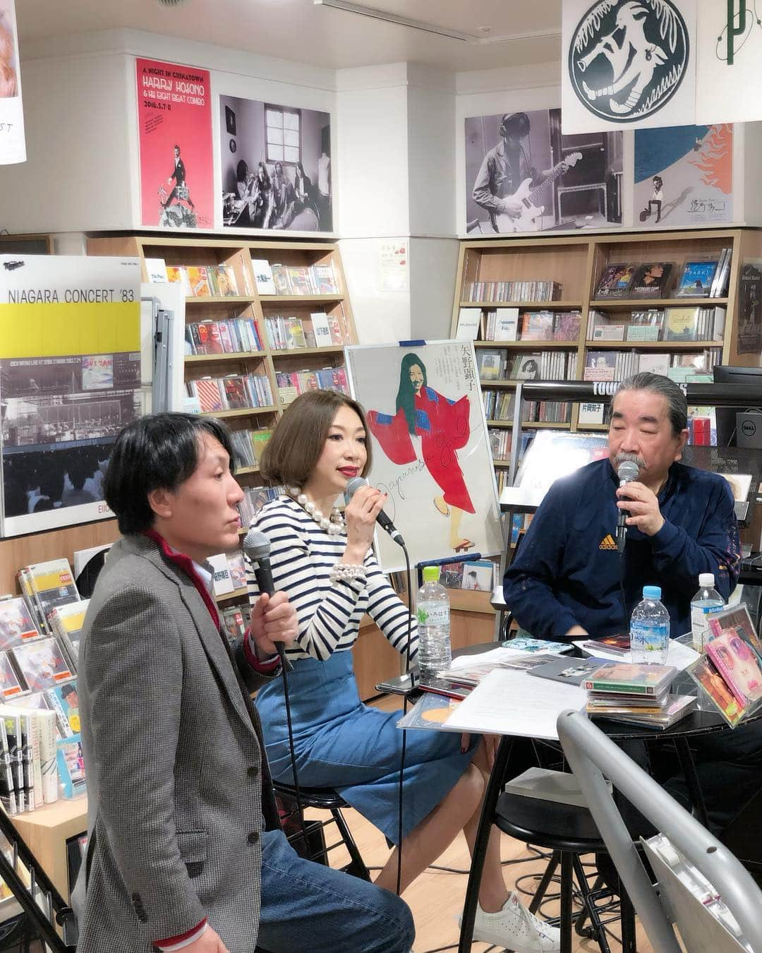 野宮真貴さんのインスタグラム写真 - (野宮真貴Instagram)「‪渋谷は夜の七時でした♪‬ 『miss maki nomiya sings』リイシュー記念トーク＆サイン会 に来てくれた皆さんありがとう😊話が弾んで気づけば一時間！次はライブでお会いしましょー♪ #渋谷は夜の七時でした #missmakinomiyasings #パイドパイパーハウス #坂口修 #長門芳郎  #野宮真貴 #missmakinomiya」4月12日 21時12分 - missmakinomiya