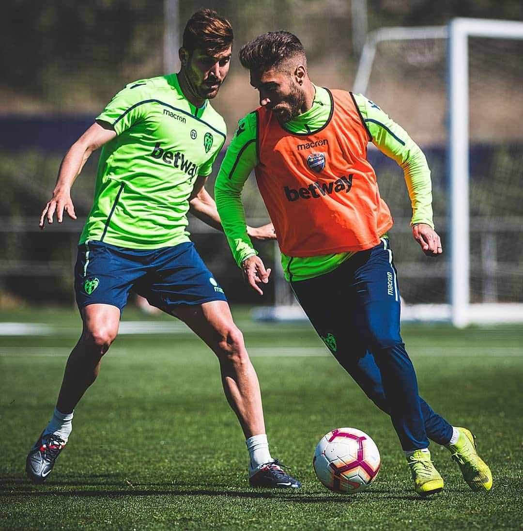 レバンテUDさんのインスタグラム写真 - (レバンテUDInstagram)「🎩 Vs 🎩 #LaLigaSantander ---- #MachoLevante #OrgullGranota #LevanteUD #Laliga #LaLigaSantander #futbol #football #ValenciaLevante ⚽️🐸」4月12日 21時13分 - levanteud