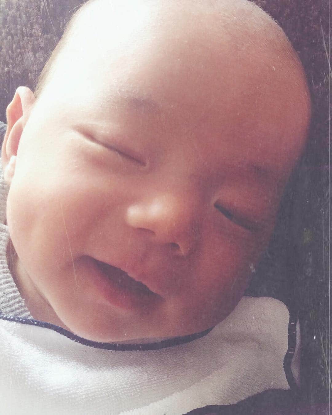 平山奈美のインスタグラム：「ご機嫌なうちのおハゲ👼👼👼 . #里帰り #赤ちゃんのいる生活 #生後1ヶ月 #新米ママ #男の子ママ #親子 #笑顔 #夢  #japan #kumamoto #tokyo #baby #boy #family #mom #love #smile #justbaby #goodnight #dream」