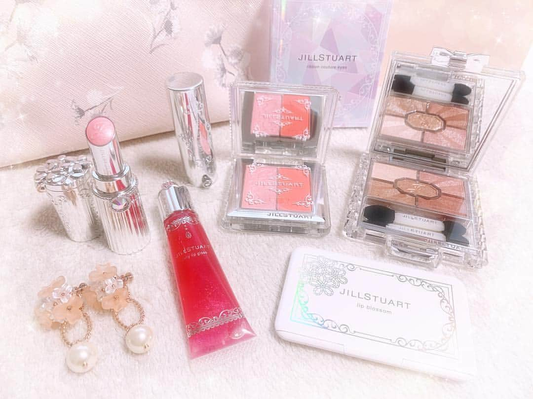 さわいえりさんのインスタグラム写真 - (さわいえりInstagram)「new cosme💕 @jillstuartbeauty のSummer Collection リップパレットも貰ったよ🎨 早速、明日から使おうっと♪  お花のイヤリングは、 リングが取り外しできる2way(lvn912-0421)  @joint_space @lerevevaniller  そして、今日も @majicalsherry_lme で、 骨盤矯正しながら。スッキリ美脚に。 脚が本当にスリムになった気がします(^^) ・ ・ ・ ・ ・ ・ ・ ・ ・ ・ #lerevevaniller #vaniller_style #pr #jillstuart#jillstuartbeauty#cosme#beauty#cosmetics#コスメ#アイシャドウ#リップ#口紅#チーク#マジカルシェリー#骨盤矯正#ヒップアップ#美脚#美尻#スリム#ダイエット#トレーニング#アクセサリー#イヤリング#ピアス#可愛い#女子力#お洒落#お洒落さんと繋がりたい#大人可愛い#ジュエリー」4月12日 21時17分 - beauty_eri7