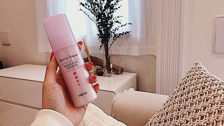 悠衣さんのインスタグラム写真 - (悠衣Instagram)「💐﻿ ﻿ お部屋の一角﻿ なんとなく買ったお花﻿ 飾ってみたら結構いい感じ♡﻿ ﻿ ﻿ ﻿ ﻿ ﻿ いつもなんとなく使ってる化粧水﻿ このブースター使ってみたら浸透力がアップして﻿ しっとり✨﻿ ﻿ ﻿ ﻿ #なんとなくコスメをしっくりコスメに #ピンクのブースター #バリアリペア #導入美容液 #PR﻿」4月12日 21時18分 - yu1_1987