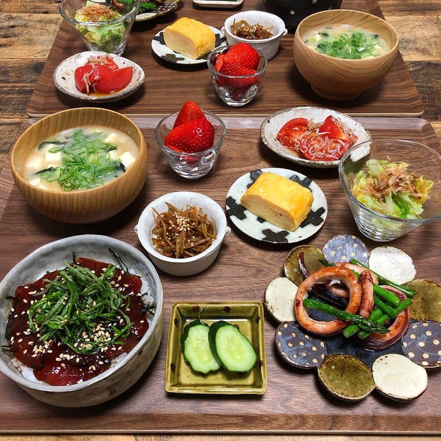 chaako ちゃあこのインスタグラム：「2019.4.12 * * 今日の晩御飯٩(๑❛ᴗ❛๑)۶ * ＊イカとアスパラのバター醤油焼き ＊出汁巻き卵 ＊春キャベツのおかか和え ＊トマトのじゃこポン酢漬け ＊きんぴらごぼう ＊胡瓜の浅漬け ＊豆腐とわかめのお味噌汁 ＊まぐろの漬け丼 ＊あまおう🍓 * でした(๑´ڡ`๑) * まぐろ漬け丼がメインで、ちょこちょこおかずの晩御飯。 * お肉系が全く無いので、旦那がえーって言ってましたが(￣m￣*) * しかもまぐろ漬け丼よりも、ネギトロ丼の方が好きだなーって(°ㅂ°҂) * あとで、しばこうと思います(笑) * * *」