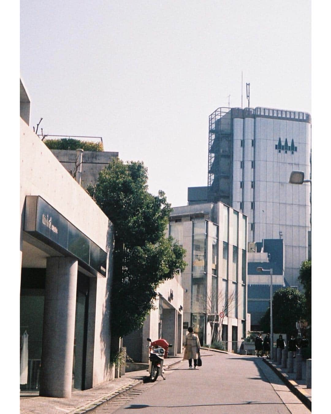 山田弥希寿さんのインスタグラム写真 - (山田弥希寿Instagram)「東京の日常。 ・ これにてフィルムカメラシリーズは一旦終了。 ・ 連日いいねしてくださった方ありがとうございました🙇🏻‍♂️ ・  #フィルムカメラ #フィルム #フィルム写真 #東京カメラ部 #鳥取カメラ部 #ファインダー越しの私の世界 #カメラ好きな人と繋がりたい #カメラ好きな人と繋がりたい #写真好きな人と繋がりたい #japan_of_insta #jp_gallery #japan_daytime_view #photo_jpn #justgoshoot #japan_of_insta #ig_japan #team_jp_ #Lovers_Nippon #jp_views #instagramjapan #olympus #film #film_com #filmphotography #filmcamera #filmcommunity #mcgpics #tokyo」4月12日 21時18分 - mikitoshi_617