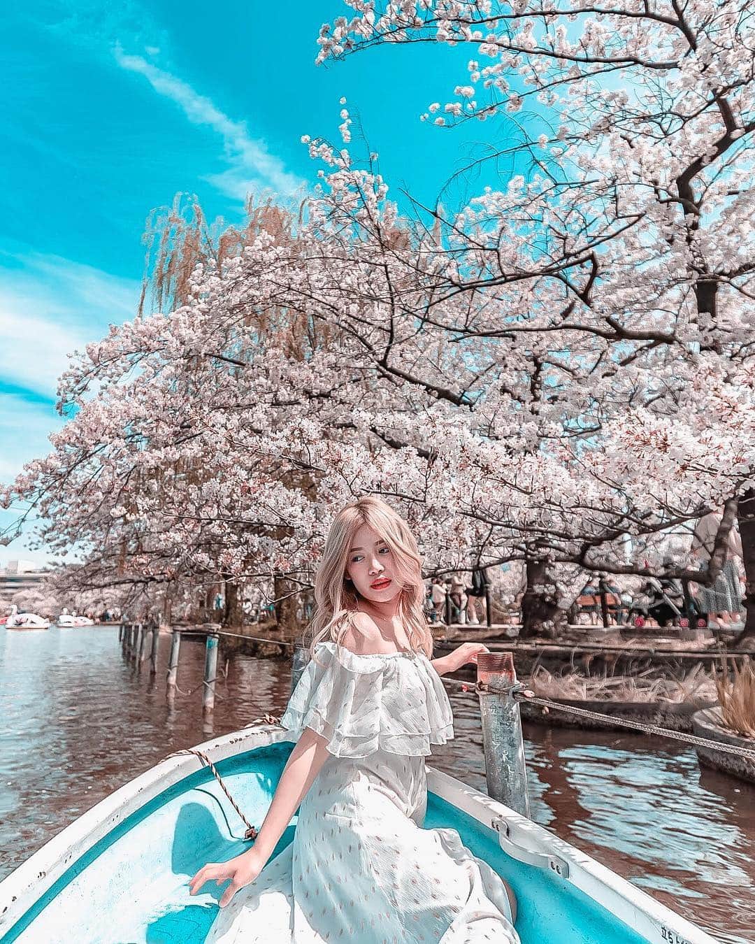 Stella Leeさんのインスタグラム写真 - (Stella LeeInstagram)「As I reflected back, there are probably thousands of women like me scattered all over the world. Wake up in the morning to avoid crowd, packed all the changing outfits into small luggage, and the whole travel itinerary revolved around Instagrammable Spot. If you are one of us, welcome to the gang, we’re doomed 😂 . Just published my story of How I Take Pictures for Instagram on my Youtube Channel. Head to my IG story for the teaser and the link ❤️」4月12日 21時26分 - stellalee92