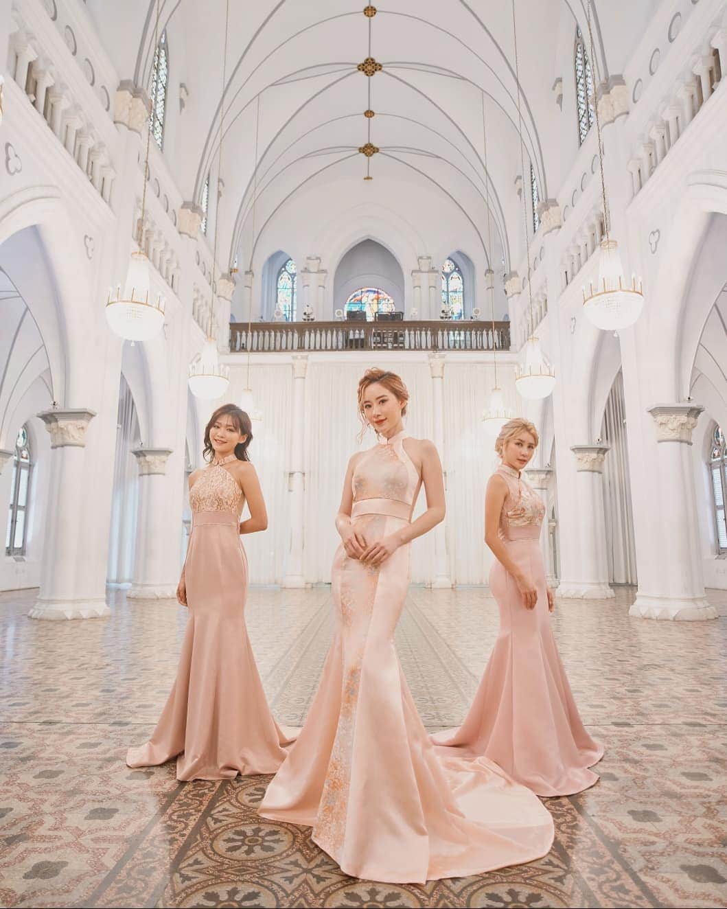 エリッサ・ヤマダのインスタグラム：「I had the pleasure to work alongside these gorgeous ladies, @janiss_foong and @b1gqing, for @etherealthelabel's Kimono Cheongsam 2019 Collection! ✨  The shoot was held at various places, and one of them was the quaint Alcove at Caldwell House (@alcove_caldwell), a national monument of Singapore - swipe left! 🇸🇬♥️ . If you are on the hunt for wedding inspiration, check out WedElf.com (@wed_elf), as they provide a curated list of 'Vendors We Love' from all around the world! 💍 They also have occasional Giveaways for future brides and grooms 😉  @watabeweddingsg #WatabeWeddingSG #WedElfVendorWeLove #EtherealtheLabel #CHIJMESHall #AlcoveAtCaldwellHouse #ellejessinsg」