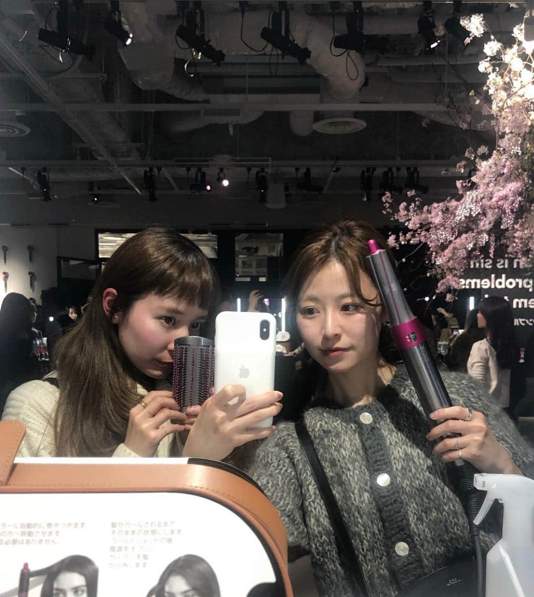 工藤はるかさんのインスタグラム写真 - (工藤はるかInstagram)「ㅤㅤㅤㅤㅤㅤㅤㅤㅤㅤㅤㅤㅤ ㅤㅤㅤㅤㅤㅤㅤㅤㅤㅤㅤㅤㅤ Dyson Airwrap™ SAKURA SPRING EVENT へ🌸 ㅤㅤㅤㅤㅤㅤㅤㅤㅤㅤㅤㅤㅤ 気になっていたエアラップ @junjun393 さんによるアレンジ講座を見て 実際にエアラップを試してみました◯ ㅤㅤㅤㅤㅤㅤㅤㅤㅤㅤㅤㅤㅤ  過度な熱を使わず風でカールを作れるので 毎日巻いてるわたしにはとてもありがたいアイテム..❤︎ ㅤㅤㅤㅤㅤㅤㅤㅤㅤㅤㅤㅤㅤ アタッチメントを変えれば ストレートにもできるので気分によって 使い分けられるのも◎ ㅤㅤㅤㅤㅤㅤㅤㅤㅤㅤㅤㅤㅤ うまく使いこなせるようになりたい ٩( 'ω' )و ㅤㅤㅤㅤㅤㅤㅤㅤㅤㅤㅤㅤㅤ #dysonhair #エアラップ」4月12日 21時36分 - har_326