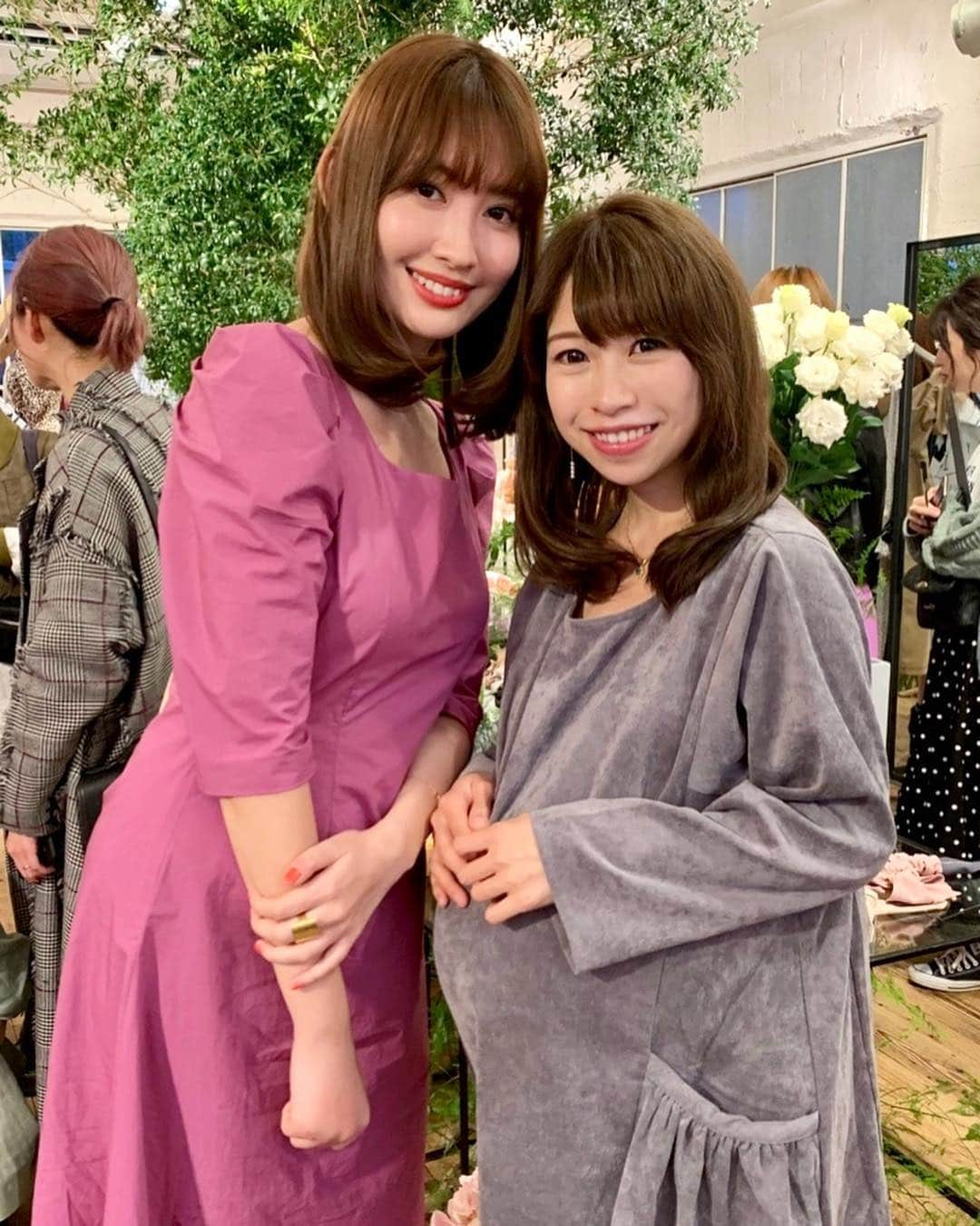 こままりえさんのインスタグラム写真 - (こままりえInstagram)「✴︎ Her lip to 2019 Spring Exhibition💋 . #小嶋陽菜 さんプロデュース 「Her lip to」@herlipto の展示会へ💐 . 本日こじはるちゃんが着ていた 大きな #バックリボン が象徴的なドレスが とっても可愛くって 色違いのベージュをGET😉👗 出産後に着るのが今から楽しみです🎀 . どのお洋服も上品な甘めテイストで シルエットが綺麗なものが多くって 6枚目に載せたアイコンの #チェリードレス も絶対的に可愛かったし #水着 もすごく気になりました😍🍒 . お花がいっぱいの素敵な会場で 娘ちゃんも大はしゃぎ💐 スタッフさんに沢山遊んでもらって感謝です🙏 明日明後日と2日間限定で リミテッドストア開催するようです✨ . #herlipto #kojimaharuna #kojiharu #2019SpringExhibition #2019SS #herliptolimitedstore #lightboxstudio #lightboxstudioaoyama #展示会 #ハーリップトゥ #小嶋陽菜 #こじはる #春服 #南青山 #花のある幸せ時間 #娘ちゃんの成長記録 #1歳11ヶ月 #妊娠10ヶ月 #臨月 #マタニティライフ」4月12日 21時36分 - komamarie