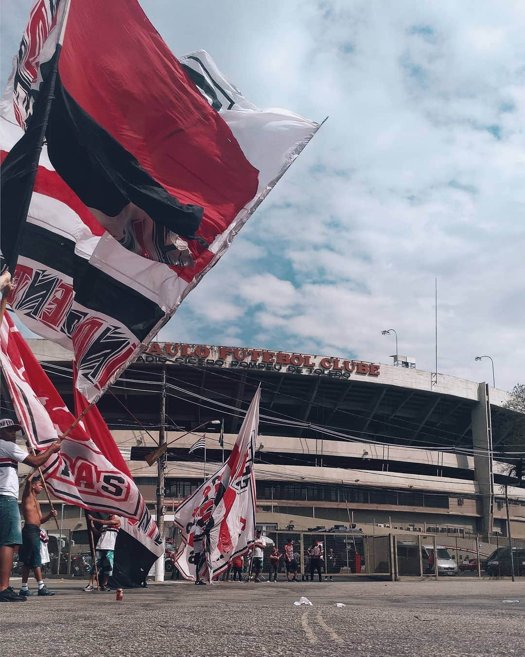 São Paulo FCさんのインスタグラム写真 - (São Paulo FCInstagram)「Nada mais lindo que nossas cores se multiplicando dentro e ao redor de nossa casa. Como segura a ansiedade até domingo? (📸 Renata Damasio/saopaulofc.net)」4月12日 21時37分 - saopaulofc