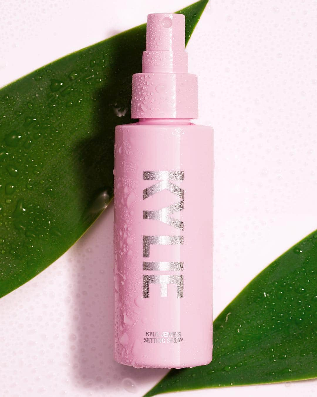 Kylie Cosmeticsさんのインスタグラム写真 - (Kylie CosmeticsInstagram)「Our mattifying setting spray launches TODAY at 3pm pst on KylieCosmetics.com 💕 We are also restocking setting powders, blushes and bronzers and perfecting powder!」4月12日 21時32分 - kyliecosmetics