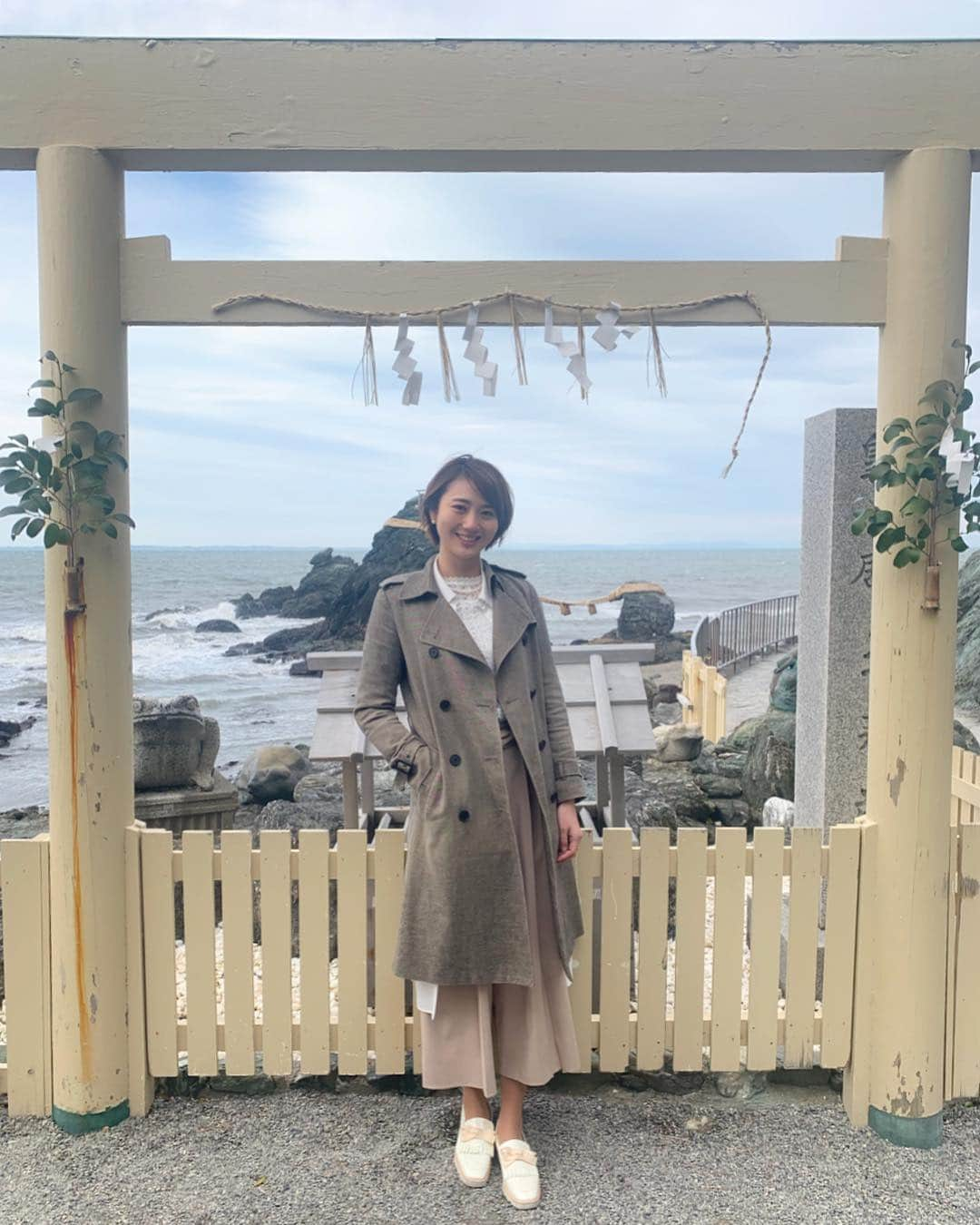 尾崎ななみさんのインスタグラム写真 - (尾崎ななみInstagram)「❁︎ ㅤㅤㅤㅤㅤㅤㅤㅤㅤㅤㅤㅤㅤ 昨日は#二見ヶ浦夫婦岩 にも♬ ㅤㅤㅤㅤㅤㅤㅤㅤㅤㅤㅤㅤㅤ 大注連縄で結ばれた2つの岩を#夫婦岩 と呼びます✧︎ ㅤㅤㅤㅤㅤㅤㅤㅤㅤㅤㅤㅤㅤ 男岩は高さ9ｍ、女岩は高さ4m。 ㅤㅤㅤㅤㅤㅤㅤㅤㅤㅤㅤㅤㅤ 夫婦円満や良縁など、縁結びとしても人気のスポットです\♡︎/ ㅤㅤㅤㅤㅤㅤㅤㅤㅤㅤㅤㅤㅤ ㅤㅤㅤㅤㅤㅤㅤㅤㅤㅤㅤㅤㅤ そして、境内には善導の神の御使いである蛙の置物がいっぱい！ ㅤㅤㅤㅤㅤㅤㅤㅤㅤㅤㅤㅤㅤ 無事かえる、貸した物がかえる、若がえる等、ご利益を受けられた方々の献納なのです。 ㅤㅤㅤㅤㅤㅤㅤㅤㅤㅤㅤㅤㅤ  ㅤㅤㅤㅤㅤㅤㅤㅤㅤㅤㅤ ㅤㅤㅤㅤㅤㅤㅤㅤㅤㅤㅤㅤㅤ ㅤㅤㅤㅤㅤㅤㅤㅤㅤㅤㅤㅤㅤㅤㅤㅤㅤㅤㅤㅤㅤㅤㅤㅤㅤ  ㅤㅤㅤㅤㅤㅤㅤㅤㅤㅤㅤㅤㅤㅤㅤㅤㅤㅤㅤㅤㅤㅤㅤㅤ ㅤㅤㅤㅤㅤㅤㅤㅤㅤㅤㅤㅤㅤ  ㅤ  ㅤ  ㅤ ✧︎*⑅୨୧┈┈┈┈୨୧⑅* ❁︎⑅୨୧┈┈┈┈୨୧⑅✧︎*。 #三重県#伊勢#伊勢志摩#伊勢市#二見#二見興玉神社#お伊勢さん#鳥居#蛙#visitjapan#vistmie#伊勢志摩アンバサダー#尾崎ななみ#73mie」4月12日 21時35分 - nanami_ozaki_73