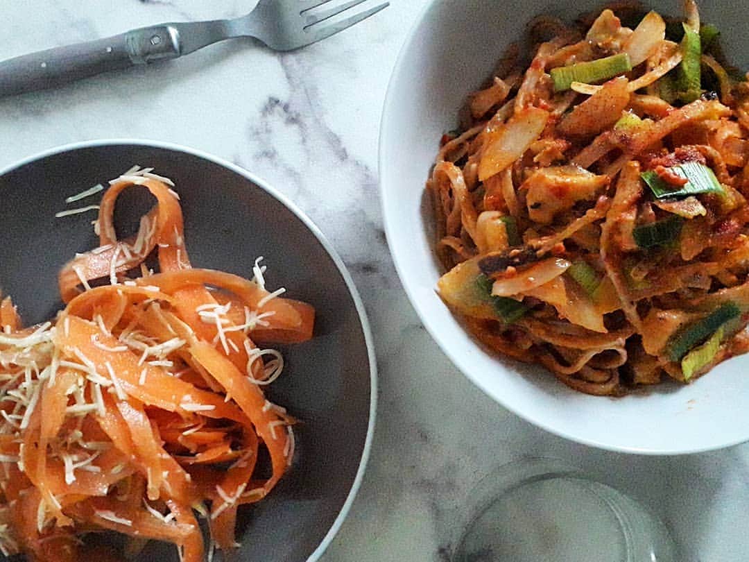 倉岡晋也のインスタグラム：「These days ✓ ma cuisine #homemeal something 限られた食材で色々こしらえて なんか麺のレシピはだいぶ増えたかな 最後の写真、マッシュルームとレタスの出汁醤油スープオススメ @shinyakuraoka_cooking #parislife」