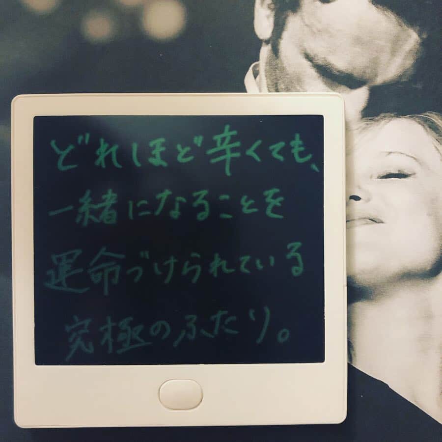 東紗友美さんのインスタグラム写真 - (東紗友美Instagram)「6月28日公開🎬 ・ ・ ・ ・ #coldwarあの歌2つの心  どうしようもないほどにその人に惹かれるのに、一緒にいると結局うまくいかない。 でも、離れてしまうとやっぱり相手が気になって仕方がない。 要は、つらくてもその人を好きになる運命から逃れることができない。ある種、それは究極の恋愛。 くっついたり、離れたり。 もうどうしょうもない恋の渦にのみこまれてしまった男女の物語であります。 今年のアカデミー外国語映画賞ノミミネートされていてROMAが獲らないのならば、これだ！と予想されている方も世界的に絶賛された注目作。 冷戦下のポーランドで恋に落ち、時代に引き裂かれたピアニストと歌手の愛の物語。 音楽でたどるポーランドにはじまる冷戦の歴史、知らないことばかりだったわ。 主人公の女性ズーラは時代とともに変化を遂げますが若さと老い、それぞれに別々の魅力を放ち、どちらもとっても美しい〜。 冷戦の時代が色濃く映画に反映されていながらも至ってシンプルな恋の物語です。  音楽も、モノクロームの映像も良い。どっぷり酔える系映画でした。 @coldwarmovie  #コールドウォー #コールドウォーあの歌２つの心  #映画 #ブギーボード #ブギーボード映画記録」4月12日 12時37分 - higashisayumi