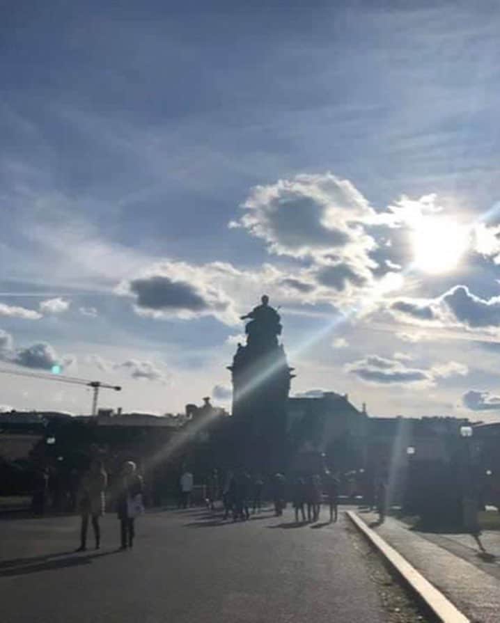 朝日放送「朝だ！生です旅サラダ」さんのインスタグラム写真 - (朝日放送「朝だ！生です旅サラダ」Instagram)「@fuhinami_official 移動中。。 #モーツァルト の銅像があったり #マリアテレジア の銅像があったり なんだか可愛いペンギンの銅像があったり。。 #ウィーン の街には美しい銅像がいーーっぱい！✨✨✨✨ なので移動中も、ぼーっとなんてしてられませんっ！！ 美しいものが溢れているので、沢山写真撮っちゃいます📷✨❤️ _ #ハイポーズ #美しい街並み #フォトジェニック #ウィーン #Vienna #オーストリア #Austria _ #ABCテレビ #朝日放送テレビ #朝だ生です旅サラダ #旅サラダ #旅サラダガールズ #妃海風 #タカラジェンヌ #宝塚歌劇団 #元宝塚 #海外 #旅 #travel #trip」4月12日 12時40分 - tabisalad