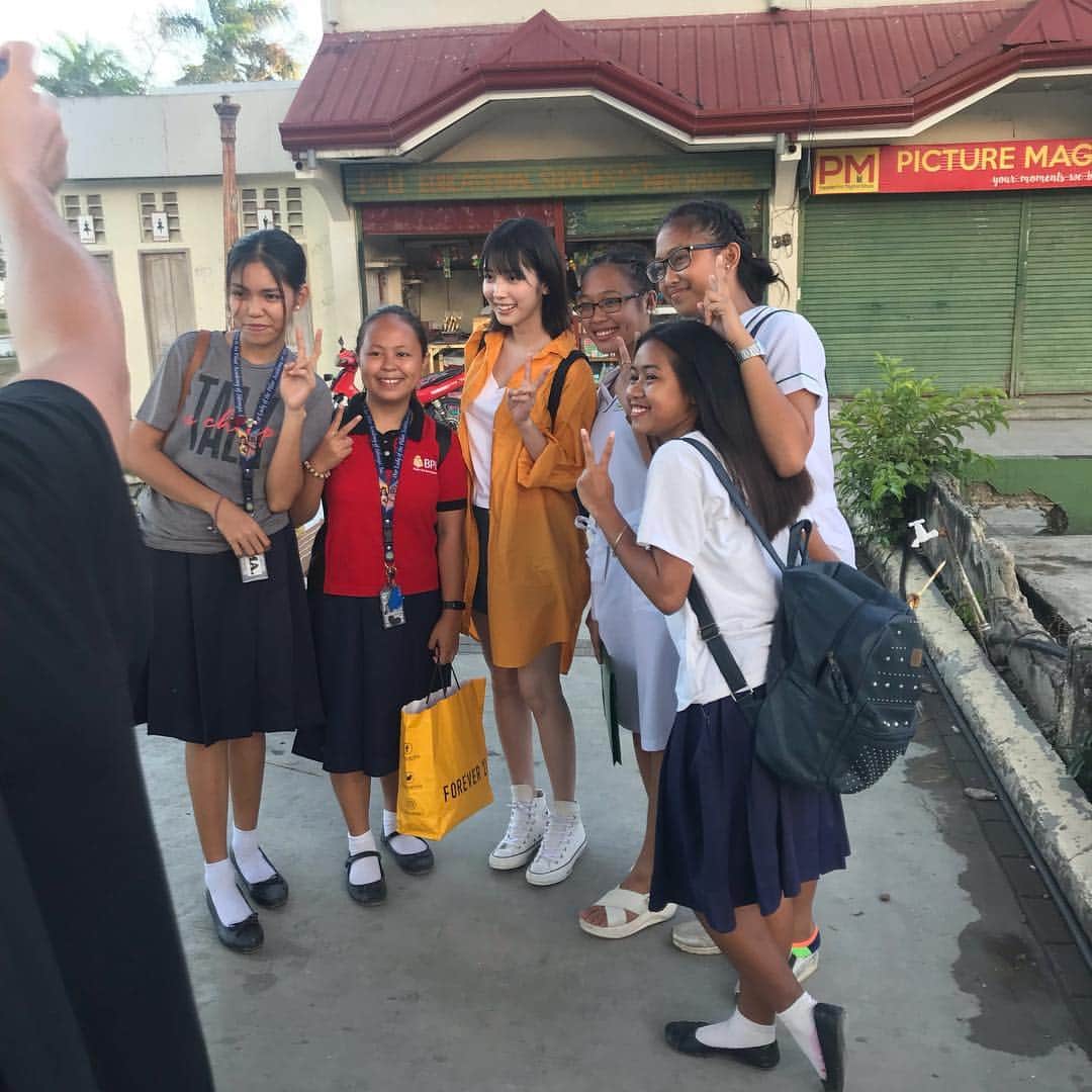 のインスタグラム：「公園での撮影では地元の女子高生たちが集まって来て記念写真。さすがの人気者です。  担当編集  #松田るか #松田るか写真集 #松田るかファースト写真集 #写真集」