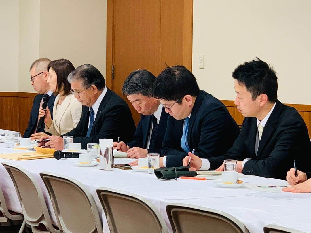 平井卓也さんのインスタグラム写真 - (平井卓也Instagram)「本日の昼は、サービス産業振興議員連盟を開催。IT補助金について、補助金を活用している事業者の方々や経済産業省からヒアリング。今日お話を聞いた事業者の方々のように、IT補助金の活用により、全国津々浦々の中小企業の方々の間で、業務改革による生産性の向上、労働環境の改善含めた働き方改革が進むことを期待します！また、メーカーとベンダーのコラボにより高齢社会の課題解決に向けてサービスイノベーションが進むことも期待しています。 #平井卓也 #サービス産業振興議員連盟　#it補助金」4月12日 12時52分 - hiratakuchan0125