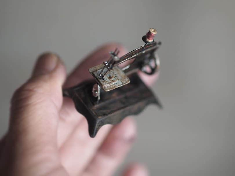 kiyomiさんのインスタグラム写真 - (kiyomiInstagram)「❤︎ ・  original handmade miniature  Sewing machine ・ ・  子供用アンティークミシン。 （画像4枚目、参考写真） まず構造を知るために 1/6サイズで作ってみましたが （それでも横3センチサイズ💦） 1/12となると、1.5センチに？ むりむりむり、、無理かもです😱 ・ ・ ・ ・ ・ ・ ・ ・ #ミニチュア #ソーイング#miniature  #ミシン#裁縫#洋裁 #Sewing #Bobbin  #Handicraftshop #Antique#Sewingmachine #sewingmachines #miniatures #アンティークミシン」4月12日 12時47分 - chiisanashiawase2015