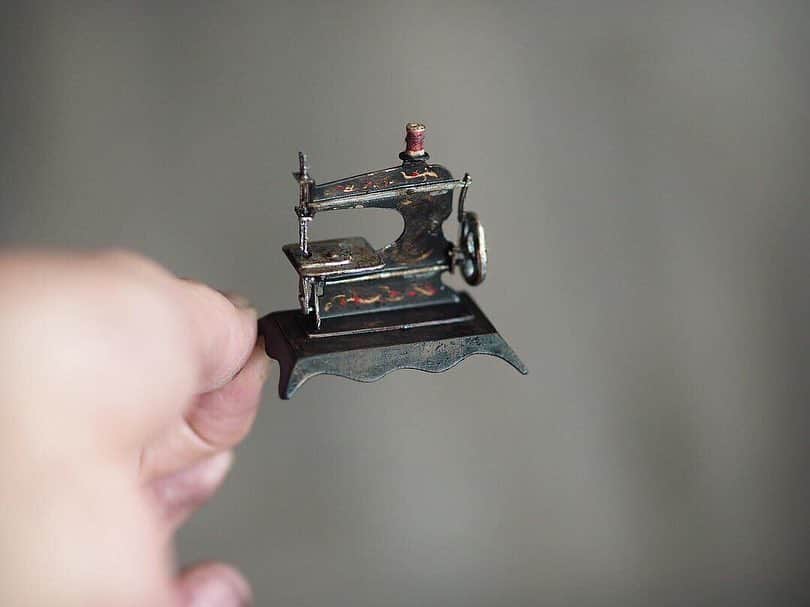 kiyomiさんのインスタグラム写真 - (kiyomiInstagram)「❤︎ ・  original handmade miniature  Sewing machine ・ ・  子供用アンティークミシン。 （画像4枚目、参考写真） まず構造を知るために 1/6サイズで作ってみましたが （それでも横3センチサイズ💦） 1/12となると、1.5センチに？ むりむりむり、、無理かもです😱 ・ ・ ・ ・ ・ ・ ・ ・ #ミニチュア #ソーイング#miniature  #ミシン#裁縫#洋裁 #Sewing #Bobbin  #Handicraftshop #Antique#Sewingmachine #sewingmachines #miniatures #アンティークミシン」4月12日 12時47分 - chiisanashiawase2015