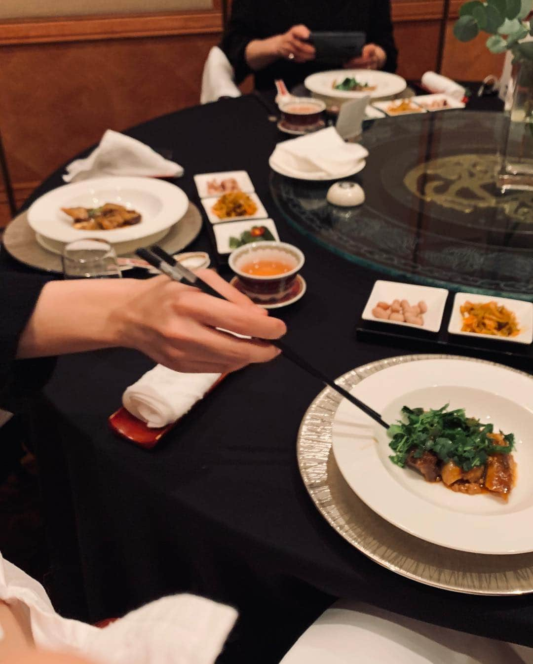 キム・ジェギョン さんのインスタグラム写真 - (キム・ジェギョン Instagram)「가족들과 #남산힐튼 #타이판 에서🍴 내 그릇으로 고수를 재빠르게 옮기는 그의 손🌿ㅋㅋㅋㅋㅋ」4月12日 12時53分 - _kimjaekyung_