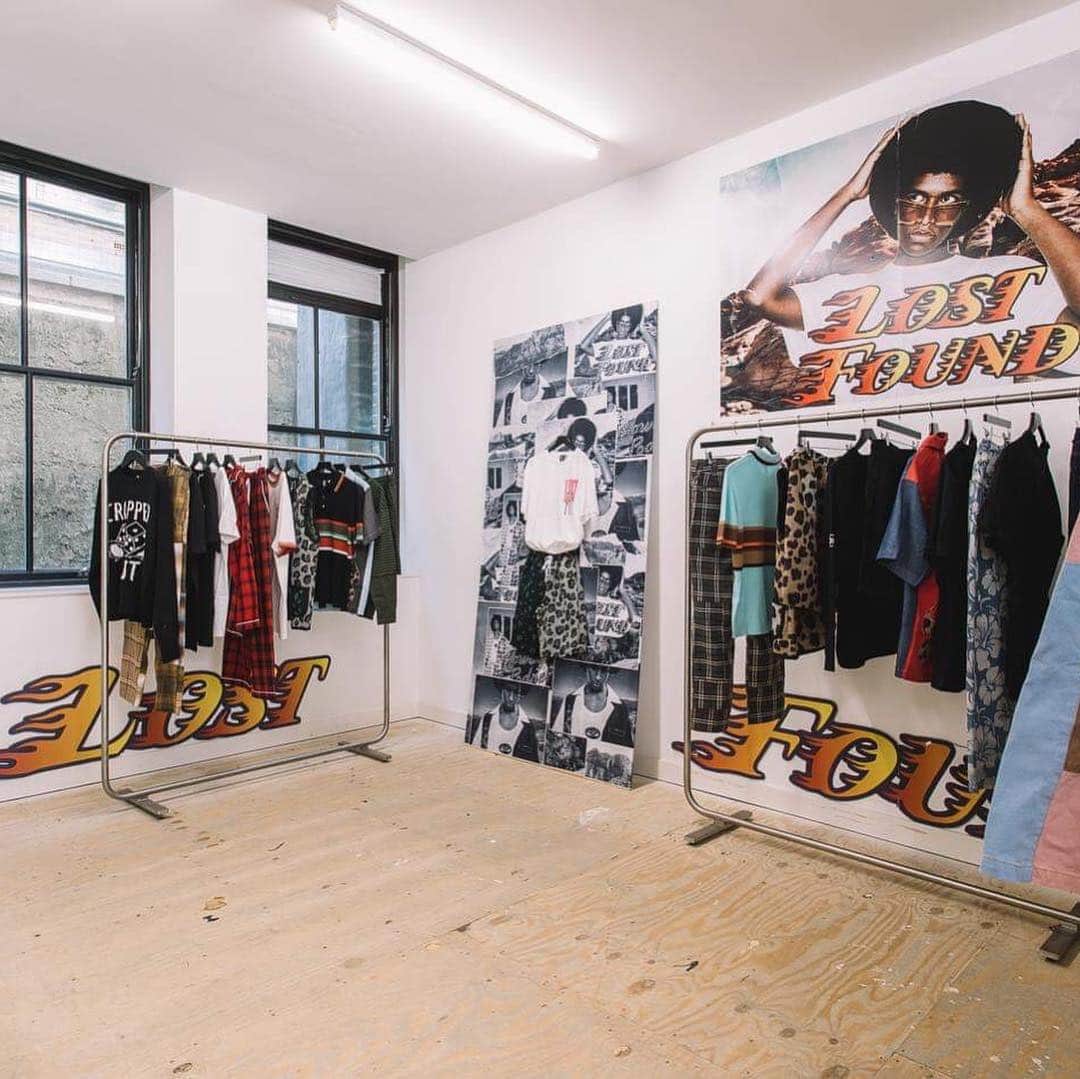 HYPEBEASTさんのインスタグラム写真 - (HYPEBEASTInstagram)「@hypebeaststyle: @liam__hodges is opening his first ever pop-up store in Soho, London. Called “Physical Reality,” the store will stock current and archive pieces, remade patchwork items, vintage graphic tees as well as homeware and accessories. It’ll also features a space for vintage sourced garments to be upcycled via bleaching, dying and overprinting. It’s currently open and will run through till April 21. Photo: @appearherehq」4月12日 12時48分 - hypebeast