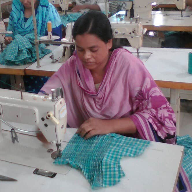 ピープルツリー公式アカウントさんのインスタグラム写真 - (ピープルツリー公式アカウントInstagram)「手織りの風合いたっぷりなイカット織のギンガムチェックのシリーズは、バングラデシュの生産者団体「アーティザン・ハット」から届きました。 機械化が進んだことにより、職を失ったはた織り職人たちを支援するために設立されました。 ここでつくられるアイテムは、昔ながらのはた織り機で生地を織り、ダッカにある小さな工場で職人たちが1着ごと丁寧に仕立てています。 【ブログもご覧ください】 手織りの風合いが心地いい、大人のギンガムチェック http://magazine.peopletree.co.jp/archives/7977  #SS19 #ファッション #ギンガムチェック #大人かわいい #トップス #フレア #ファトレード #手織り」4月12日 12時49分 - peopletreejp