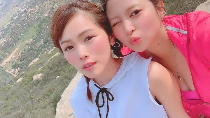 沢辺りおんさんのインスタグラム写真 - (沢辺りおんInstagram)「莉麻がサンディエゴに留学したので、莉麻に逢いに昨日からサンディエゴに遊びに来ています。 久々に会った莉麻は変わらず元気そうで安心した〜🙈💓💕 今日はポテトチップロックに登りました。  莉麻は一度登った事があるけど、私を連れてまた登ってくれたよ。  はぁはぁと、辛い。とか言いながら。笑  優しいなあ。 ありがとう！！ #sandiego  #potatochiprock  #西崎莉麻 #留学」4月12日 12時49分 - rionsawabe