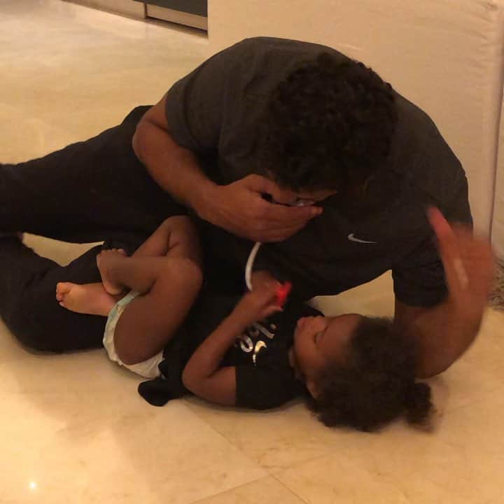 ラッセル・ウィルソンのインスタグラム：「She wanted to play Dr. ❤️#DrSienna #BabyGirl」