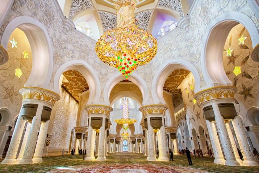 Skyticket.jpさんのインスタグラム写真 - (Skyticket.jpInstagram)「【 シェイク・ザイード・モスク #アブダビ #アラブ首長国連邦】  2007年に完成したシェイク・ザイード・モスクは4万人の参拝者を収容できる巨大なモスクです。真っ白な大理石でできた美しい外観、メインホールに敷き詰められている手織りのペルシャ絨毯。 スワロフスキーと24金メッキで作られたシャンデリアは見ものです！ 異教徒でも入場できますが、守るべきマナー、ドレスコードが決まられているので男性女性それぞれ事前にご確認下さい。  Completed in 2007, the Sheikh Zayed Mosque is a huge mosque that can accommodate 40,000 worshipers. A beautiful white-white marble exterior, hand-woven Persian rugs padded in the main hall. Swarovski and 24 gold-plated chandeliers are a sight to see! Even pagans can enter, but the manners to be kept and the dress code have been decided, so please check in advance each male and female.  日本からアブダビまでの航空券は77,440円～燃油サーチャージが値下がりしている今がお盆やシルバーウィークの航空券予約のチャンスです。 https://skyticket.jp/abu_dhabi  スカイチケットからサクッと検索!  ハッシュタグ #スカイチケット○○ガイド で今度訪れる旅行地名を入れて検索すると絶景写真に出会えます ・ ・ (credit　istock) ・ ・ ▼旅先の絶景やおすすめ写真を大募集📷 #skyticketrip を付けて投稿してね🌈 ・ ・」4月12日 13時00分 - skyticket.jp