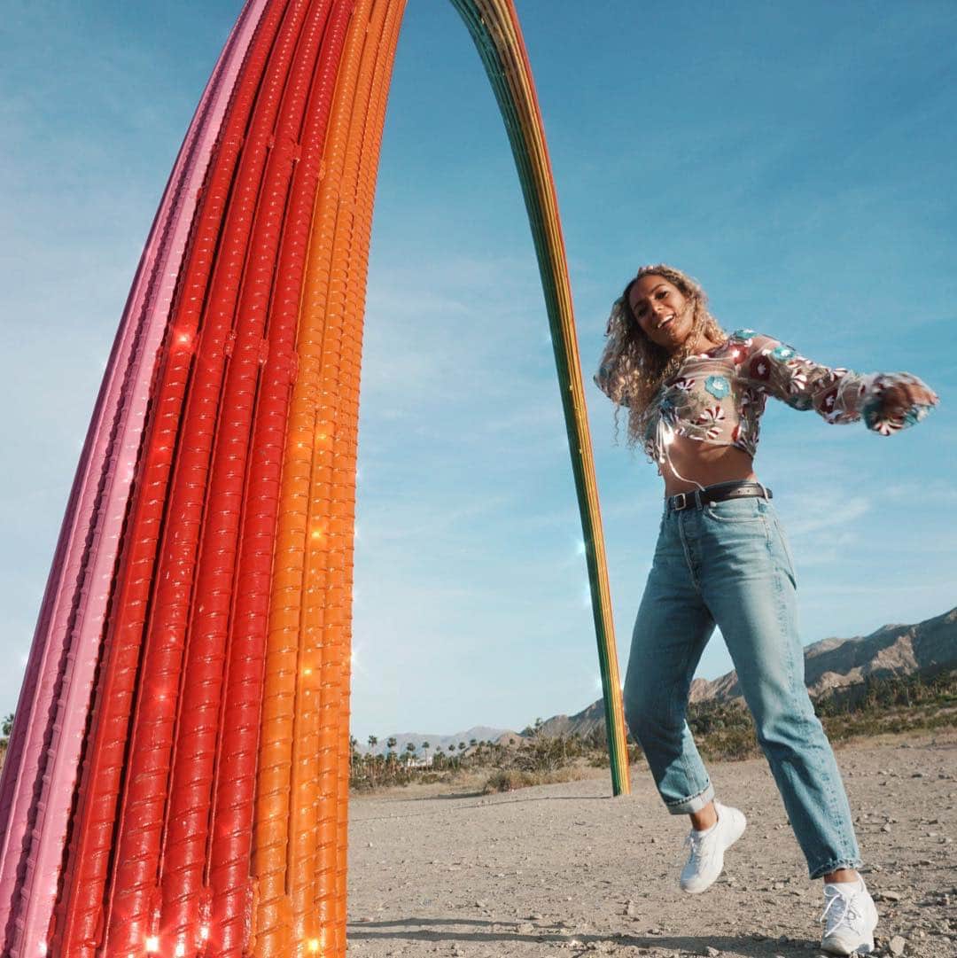 レオナ・ルイスのインスタグラム：「Always searching for 🌈’s」