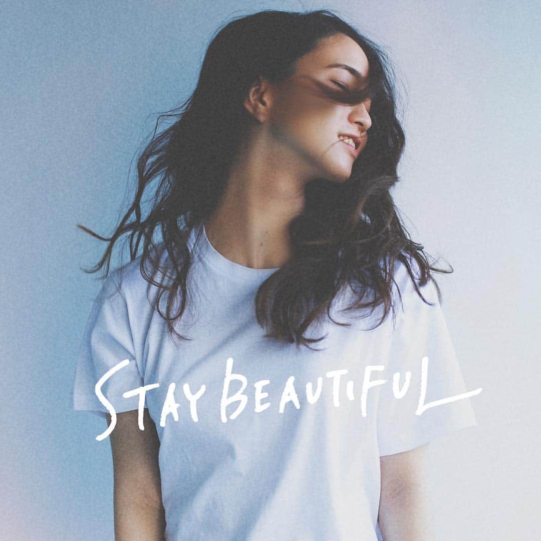 のインスタグラム：「Digital Single「STAY BEAUTIFUL」が、本日リリースになりました！！👏😆 皆さん、チェックしてくれましたか？？😁❣️ . リリースを記念して、さらなるお知らせです！！🌸🌸 . 新曲「STAY BEAUTIFUL」のジャケット写真はもうご覧になりましたか？？ "飾らない私でいる"をテーマに、真っ白なTシャツで撮影したこの写真📸💓 それにちなんで、本日より、#白Tチャレンジ を開催します！✨ . ジャケット写真のように、皆さんの"STAY BEAUTIFUL"な一枚を、白いTシャツを着て撮影して投稿してください！どんな表情でも、何人で撮ってもOK🙆‍♀️💗 . 投稿してくださった方の中から1名様に、Leolaサイン入り私物白Tをプレゼントいたします！！ . #stay_beautiful を必ずつけてね！😊 . ご応募お待ちしています！！ . ＊ジャケット写真＊ Produced by me @leola_official  White Tshirt: @ungrid_official .  #Leola_LaLa #Leola #STAYBEAUTIFUL」