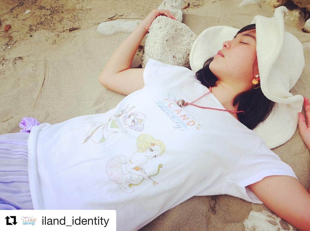 三谷晶子さんのインスタグラム写真 - (三谷晶子Instagram)「「砂ついちゃうけど、ちょっと浜に寝っ転がってもらってもいい？」と聞いたら「もちろん！」と即答してくれた彼女にモデル魂を感じました。  #Repost @iland_identity with @get_repost ・・・ モデルの彼女に「天使と悪魔みたい」と言われたTシャツのイラストは加計呂麻島の昼と夜をイメージしたもの。 ネックレスは奄美大島のショップ、原ハブ屋さんのもの。ネックレストップは奄美の山の守り神、ハブの革を使ったビーズでできています。 旅立つ彼女が、これからも守られて暮らせるように。  model:kokoro  photo&styling:Akiko Mitani  necklace:JAZU necklace  ハブ革ビーズ「蛇豆 -Jazu-」by 原ハブ屋 @harahabuya  shop:https://identity.buyshop.jp  #ILANDidentity #加計呂麻島 #原ハブ屋 #奄美大島」4月12日 13時19分 - akikomitani