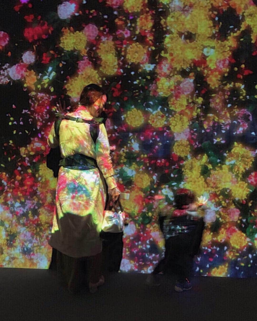 小松舞さんのインスタグラム写真 - (小松舞Instagram)「w/ @toriyabe_xoxo  #チームラボ #teamlab #teamlabborderless  #知育」4月12日 13時16分 - mai_____k_
