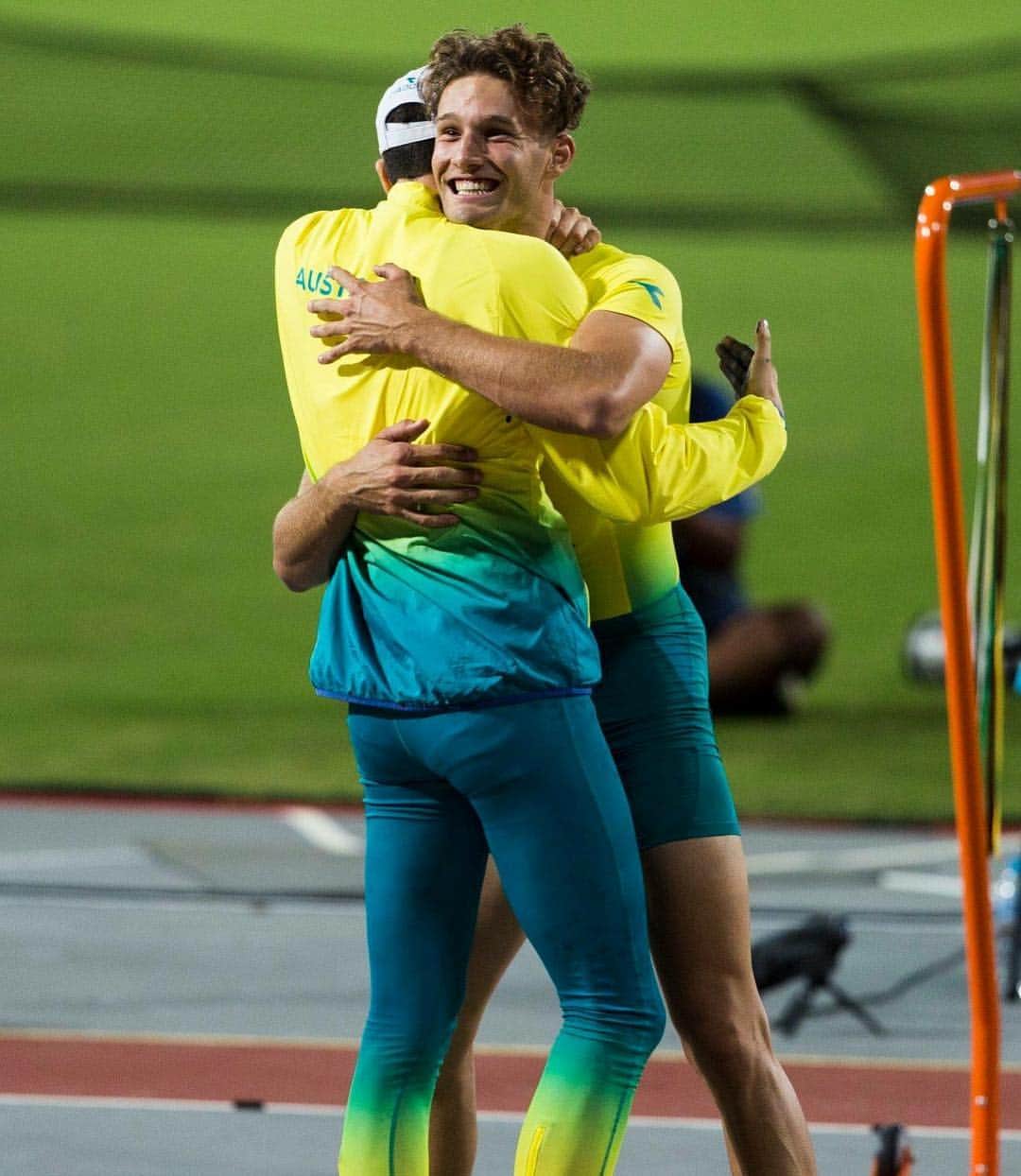 のインスタグラム：「1 year ago today that little boys dream became a reality 🙏🏼 . . . . . Thanks to @commgamesaus @athleticsaustralia @aurumsportsgroup @insidewais and all those close and far who made it happen 🤟🏼❤️ big love! And more moments like this to come!」