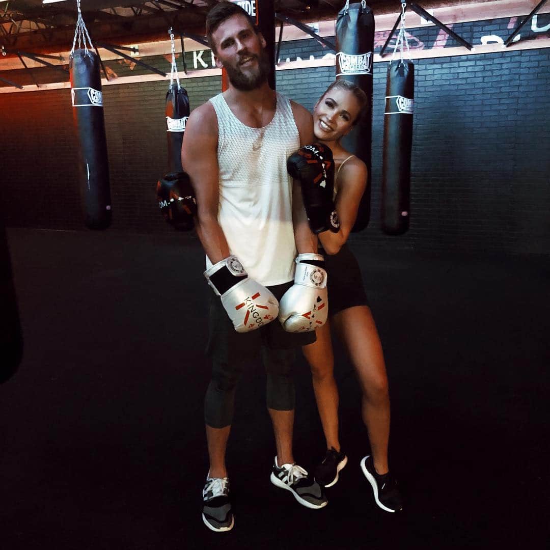 Cara Van Brocklinさんのインスタグラム写真 - (Cara Van BrocklinInstagram)「A good workout is so contagious and leaves me wanting more! So much fun with people i love tonight 🥊. Swipe to see our amateur boxing skills haha @koakingdom @randihighfitness」4月12日 13時30分 - caraloren