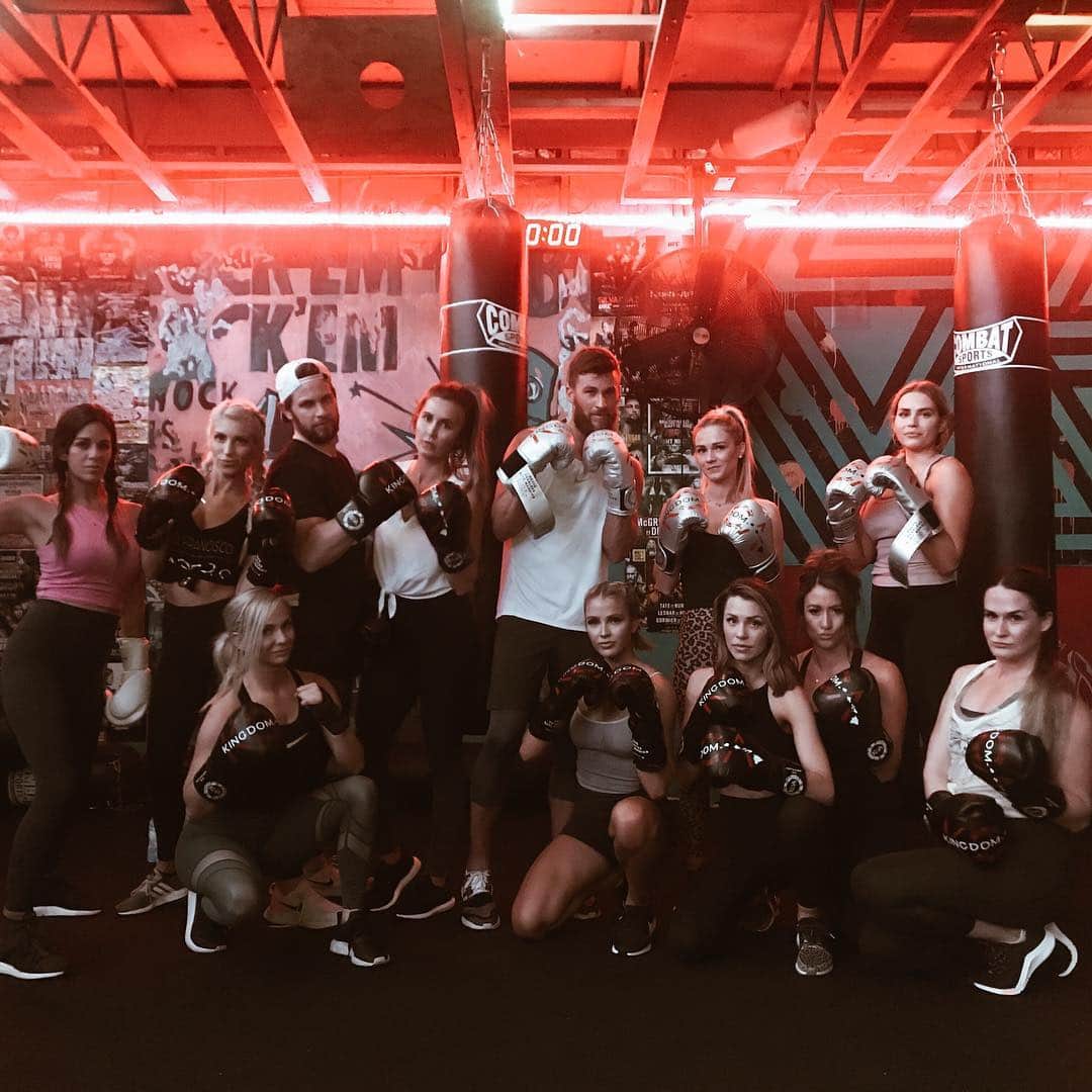 Cara Van Brocklinさんのインスタグラム写真 - (Cara Van BrocklinInstagram)「A good workout is so contagious and leaves me wanting more! So much fun with people i love tonight 🥊. Swipe to see our amateur boxing skills haha @koakingdom @randihighfitness」4月12日 13時30分 - caraloren