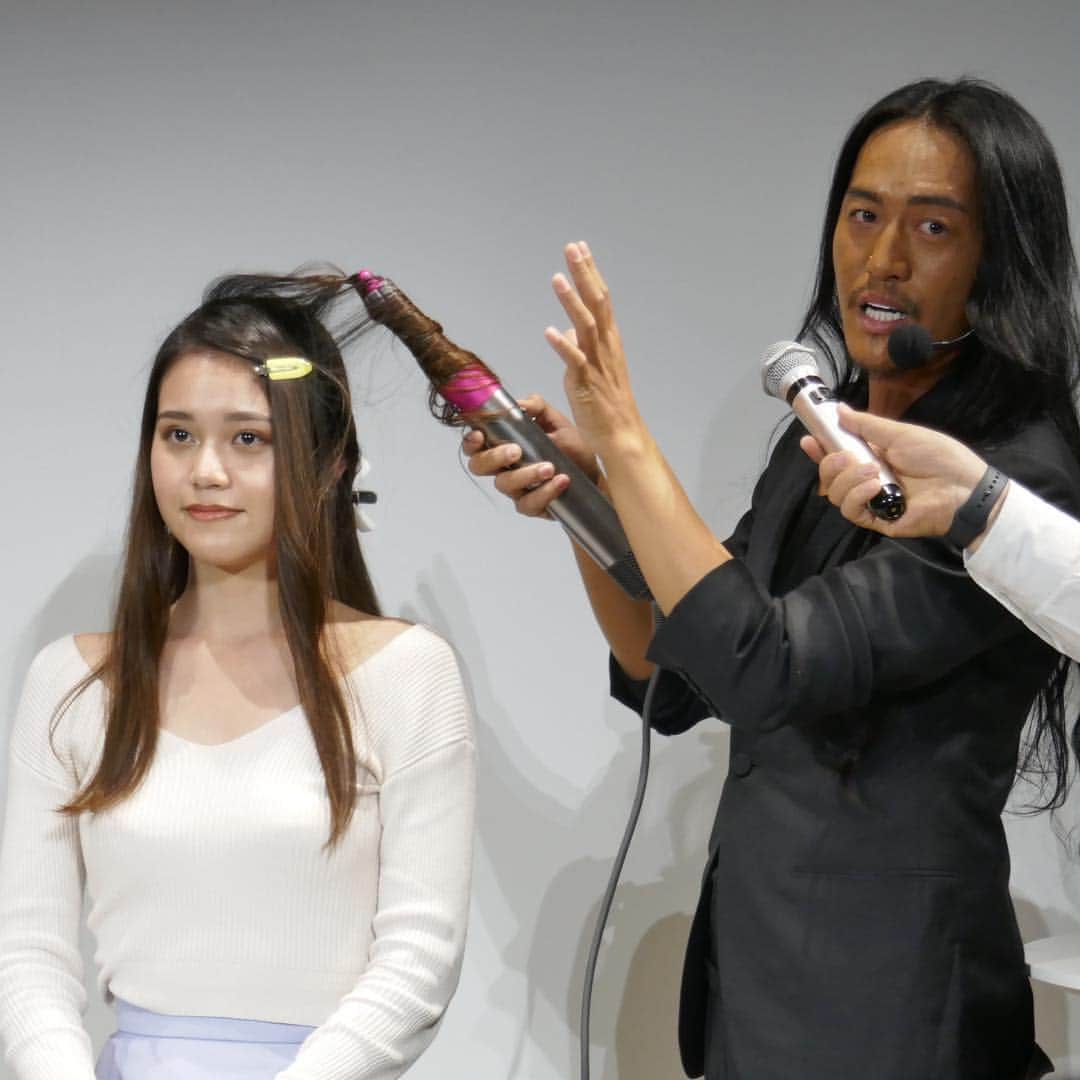 美的 Biteki's official Instagram! さんのインスタグラム写真 - (美的 Biteki's official Instagram! Instagram)「スタイリングすると、熱で髪が傷む… 頑張って巻いているのに、長持ちしない… そんな様々な“スタイリングの悩み”に着目し、2018年秋に登場、瞬く間に話題となっているダイソンのスタイラー「Dyson Airwrap™」をご紹介！ ★ 「Dyson Airwrap™」は、過度な熱に頼らずに風で髪を引き寄せてカールを作るという、新感覚のスタイラーです。そのキーとなるのが、“コアンダ効果”！ 毛先を本体に近づけると周囲に発生する高圧＆高速の気流に髪を引き寄せられます。動画（3枚目）のように、自然に巻きついていくので、「スタイリングが苦手…」という人にも◎！ もちろん、過度な熱に頼らずにスタイリングしているので、髪の傷みが気になるという人にもピッタリです。 加えて、様々なヘアスタイリングを叶えるアタッチメントがついているのもポイント！ 細い髪にも使いやすい30mmとクセ毛や太い髪におすすめの40mmカーラーそれぞれの、内巻き用と外巻き用、 髪をなめらかに整える2種類の“スムージングブラシ（ソフト）”、 スタイリングしやすい髪に整える“プレスタイリングドライヤー”までセットになっています（商品により、付属のアタッチメントは異なります）。 1つあれば、様々なヘアスタイリングを手軽に楽しめること間違いなし！ その他、風温を毎秒40回以上測定し制御する“インテリジェント・ヒートコントロール”をはじめとするダイソンならではのこだわりもたっぷりの逸品です。 ★ そして先日「春のスタイリングセッション」では、ヘア＆メイクアップアーティスト JunJunさんによる「Dyson Airwrap™」を使用したスタイリング講座も行われました！ ★★★ 画期的かつ新発想のスタイラー、ぜひみなさんもチェックしてみて！ ・ 【商品情報】 Dyson Airwrap™スタイラー Complete Dyson Airwrap™スタイラー Volume + Shape ※どちらもオープン価格・発売中  #Dyson#ダイソン#スタイラー#エアラップ#dysonairwrap#dysonhair#hair#ヘア#スタイリング#ヘアスタイリング#巻き髪#ヘアアレンジ#bitekicom#JunJun」4月12日 13時28分 - bitekicom