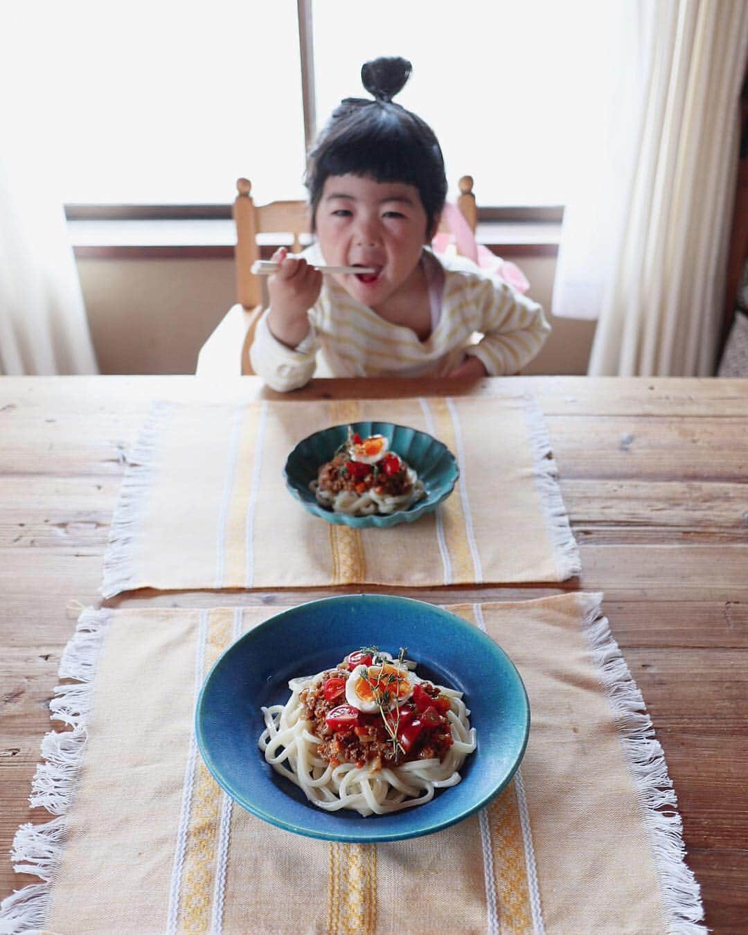 池田泉さんのインスタグラム写真 - (池田泉Instagram)「﻿ ﻿ ﻿ ﻿ 先日のおひるごはん。﻿ おひるごはんにぴったりなキーマカレーうどんで。﻿ ﻿ うどんは電子レンジでチン！﻿ 子供が大好きな食べやすい味付けで、時間をかけずに冷蔵庫にあるものですぐ作れた👌👌﻿ このレシピは、レンジで麺上手 のレシピをスーパーでもらったので実践しました📝﻿ 一部のスーパーだけみたいだけど、レシピリーフレットがもらえて、試食もできるみたい。﻿ マルちゃんのサイトでも、レシピが載っています！﻿ うどん&カレー好きな娘はおいしい、おいしいで完食でした 。﻿ ﻿ ﻿ ﻿ ﻿ ﻿ #lunch#おひるごはん#PR#レンジで麺上手#楽チン調理#時短レシピ#キーマカレーうどん#讃岐風うどん#ゆでずに美味しい#ママの定番ヘビロテ麺 #冷蔵庫にあるものでパパッと#ワンプレート麺#マルちゃん」4月12日 13時31分 - xxizumi123xx