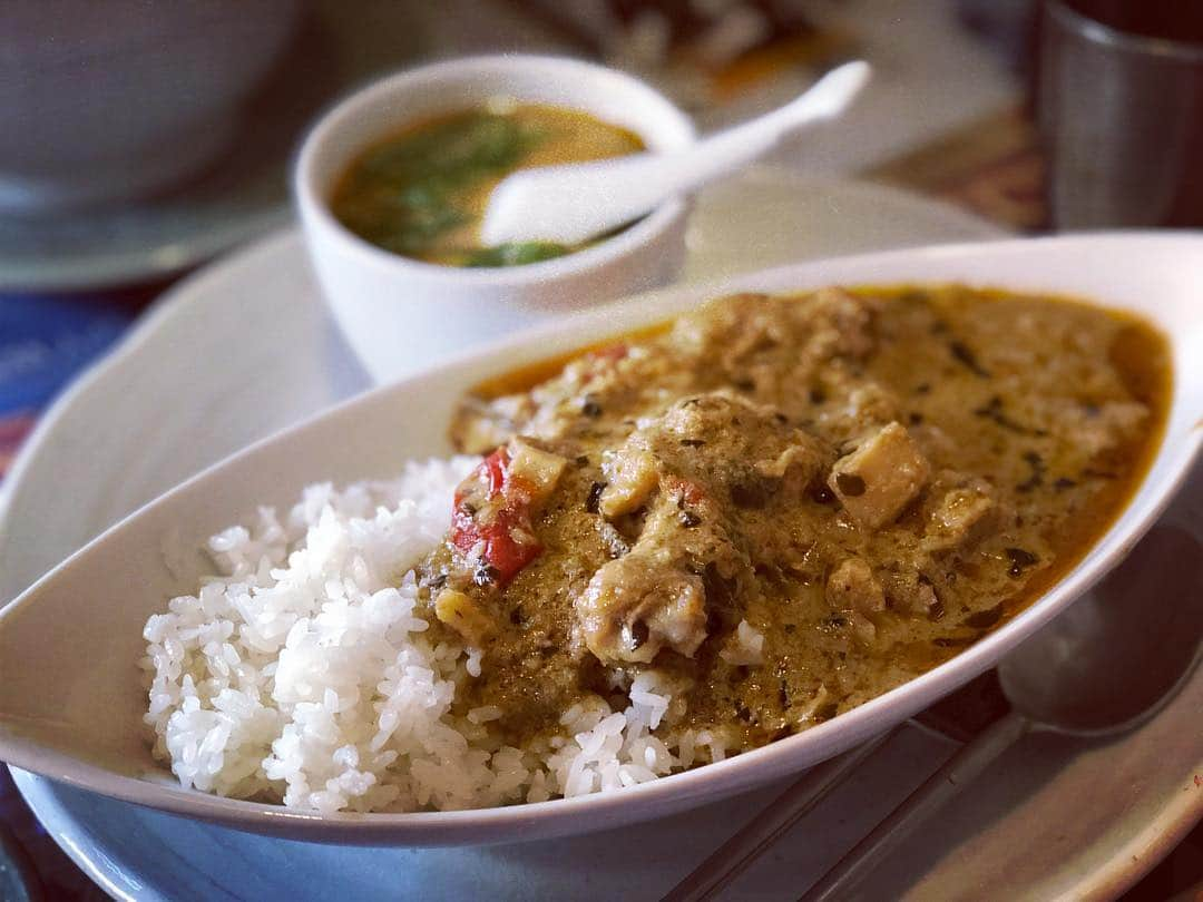 外賀幸一さんのインスタグラム写真 - (外賀幸一Instagram)「＂タイランチ＂  グリーンカレーを頼んだら トムヤムスープが付いてきた！  辛い酸っぱい辛い酸っぱい辛い酸っぱい その繰り返し（笑） でも、これが病みつきになる美味さ♪ コップンカップ☆  タイが恋しいよ 剛志くん（@goshi40）！ #タイ料理 #仙台 #仙台ランチ」4月12日 13時37分 - 51geka51