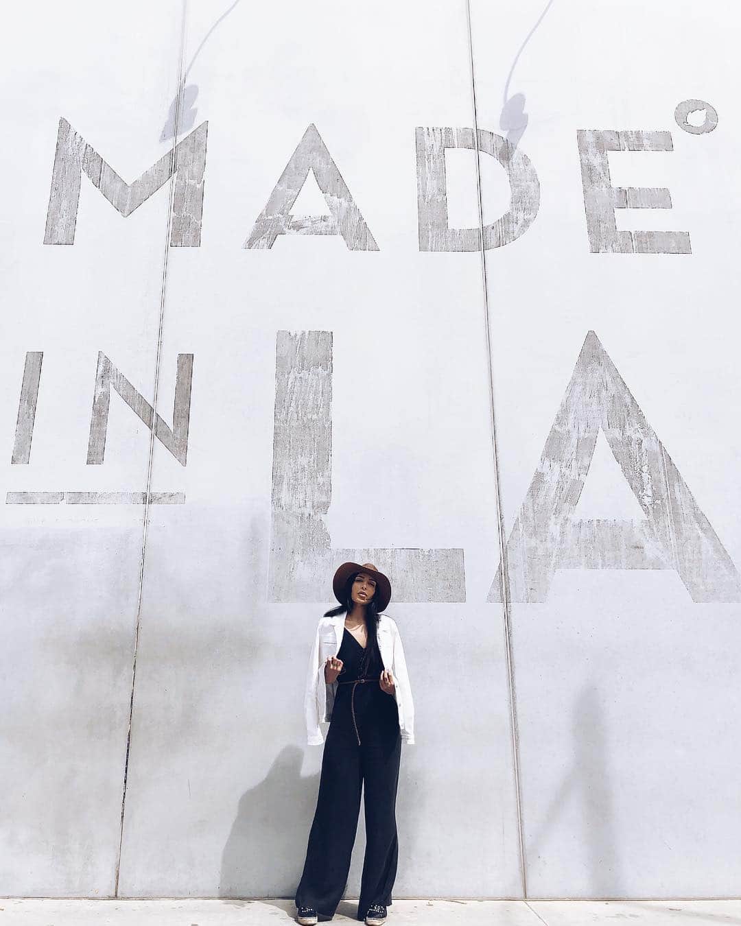 sananasのインスタグラム：「I had to 🤷🏻‍♀️ J’ai une vraie dégaine de touriste non ? Ahah ! Good morning mes ananas ! Courage, plus qu’une journée avant le week end 💪🏻💚 Love you ! . #LA #LosAngeles #Californie #MelroseAvenue #MadeInLa」