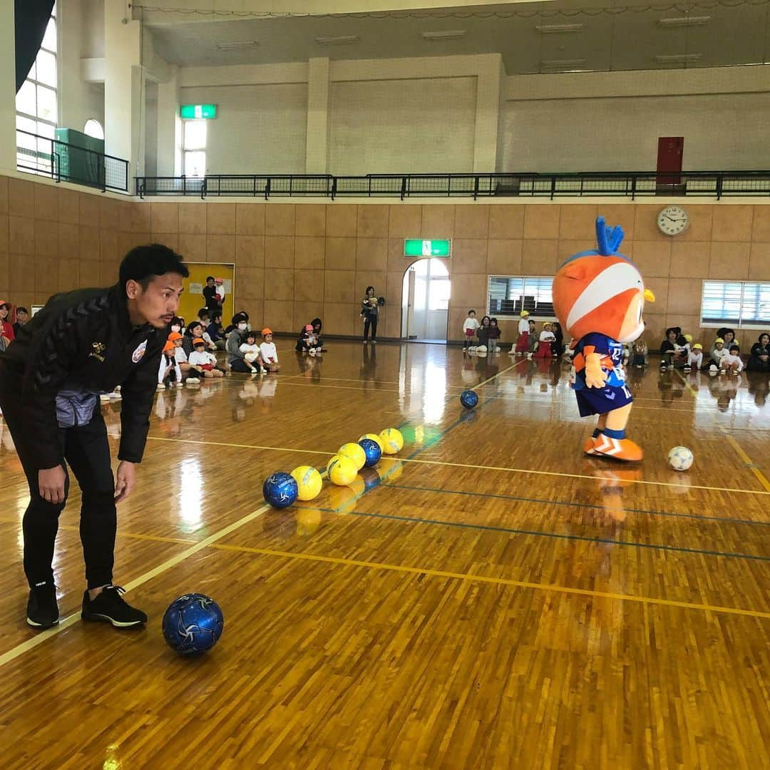 ヴィヴィくんさんのインスタグラム写真 - (ヴィヴィくんInstagram)「V-TIMEでおせわになっている三和ようちえんさんの、あたらしいおともだちのかんげいかいに、前田さんとあそびにいきました🐥🎶 みんな、あたらしいおともだちとなかよくすごしてください✨ またぼくともあそんでね☺️⚽️ . #vvaren #vファーレン  #vファーレン長崎 #長崎 #ヴィヴィくん #三和幼稚園 #歓迎会 #すずらんぐみ さん」4月12日 13時48分 - vivikun_vvn